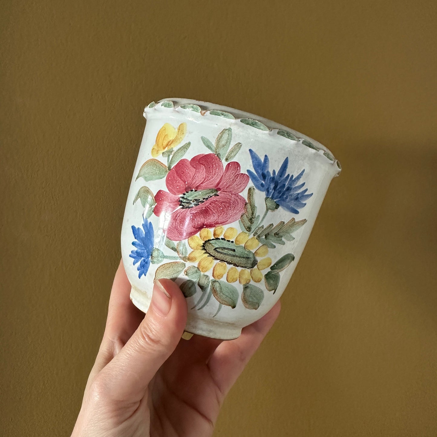 Potteskjuler med smukke håndmalede blomster og lille pyntekrave