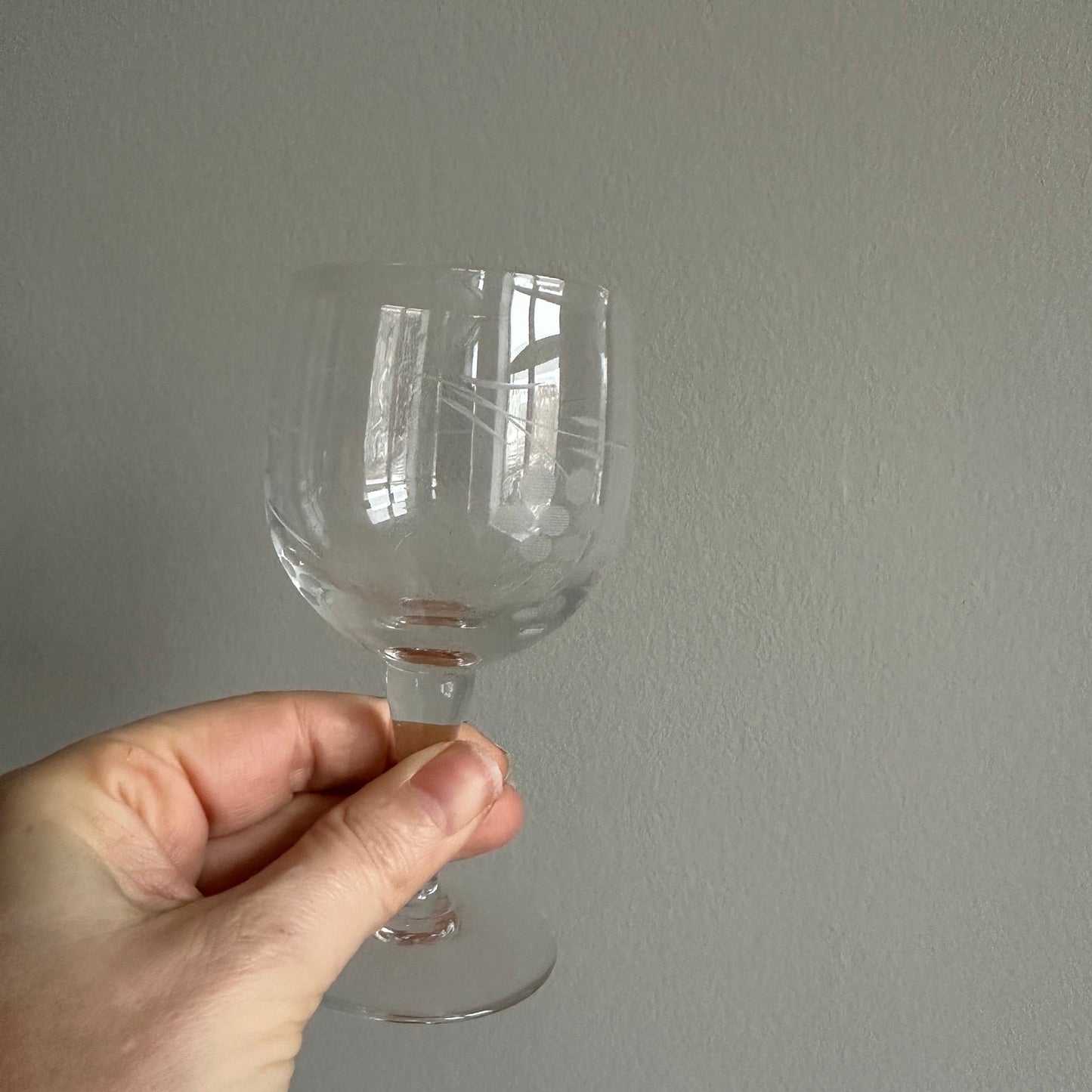 Små vinglas med ciselering af druer - 12 stk.