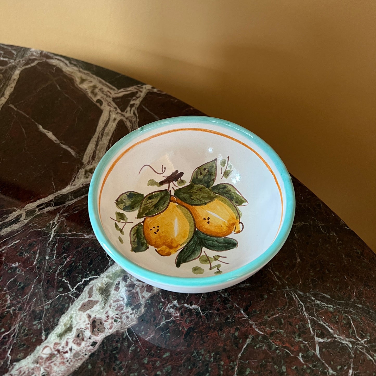 Søde små italienske skåle med citroner (nye)