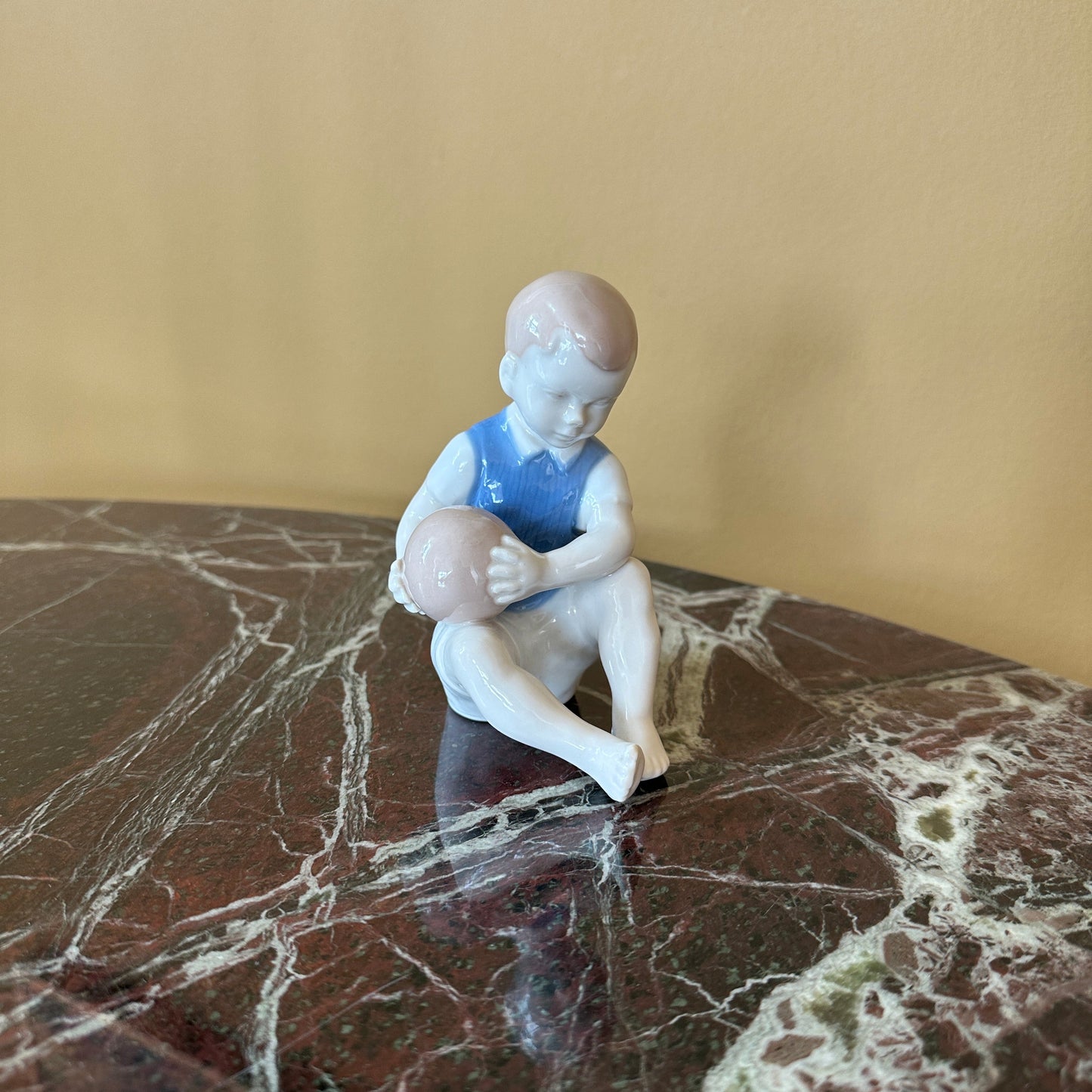 Porcelænsfigur "Dreng med bold"