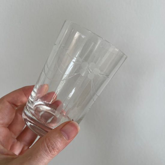 Små vintage drikkeglas med ciseleringer - 2 stk.
