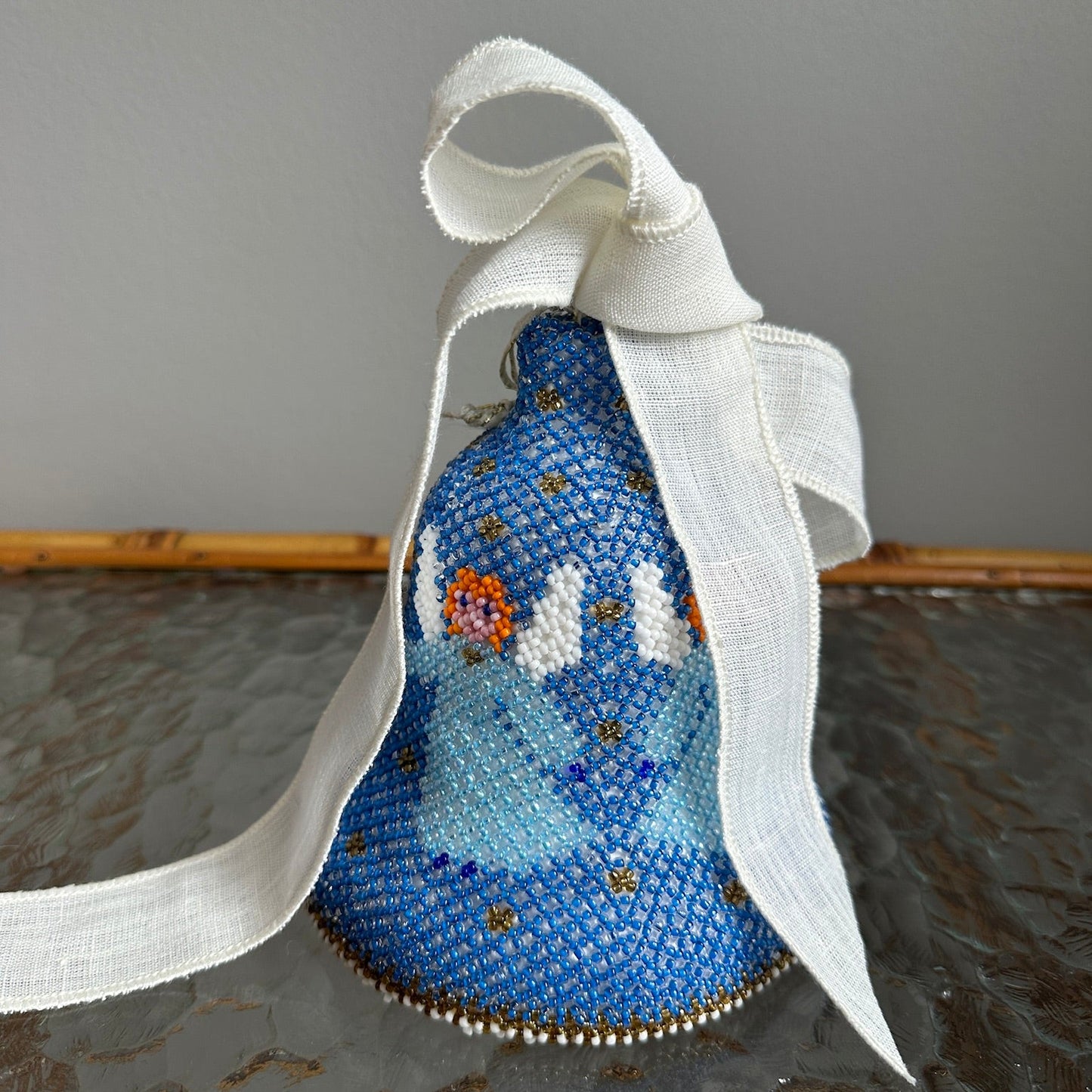 Stor juleklokke i perlebroderi med hørsløjfe