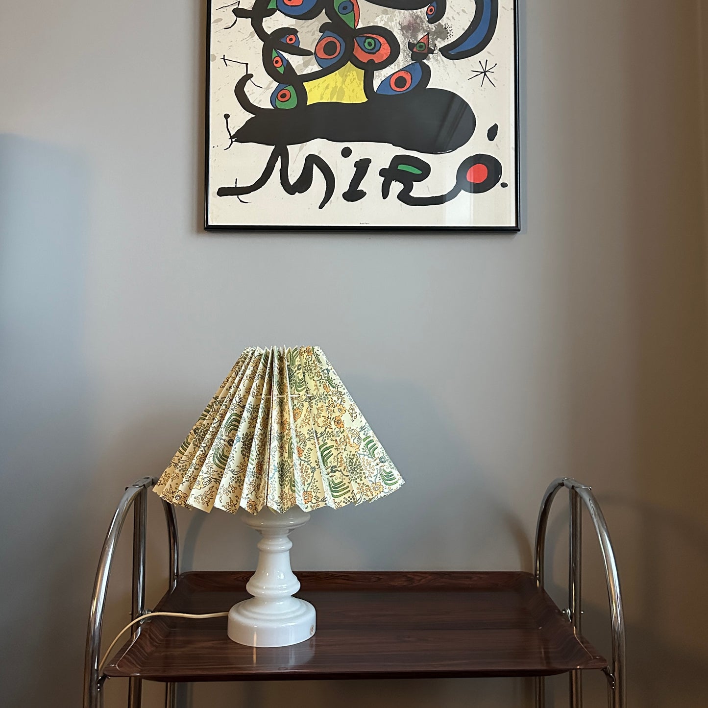 Lampefod i mælkehvid opalglas