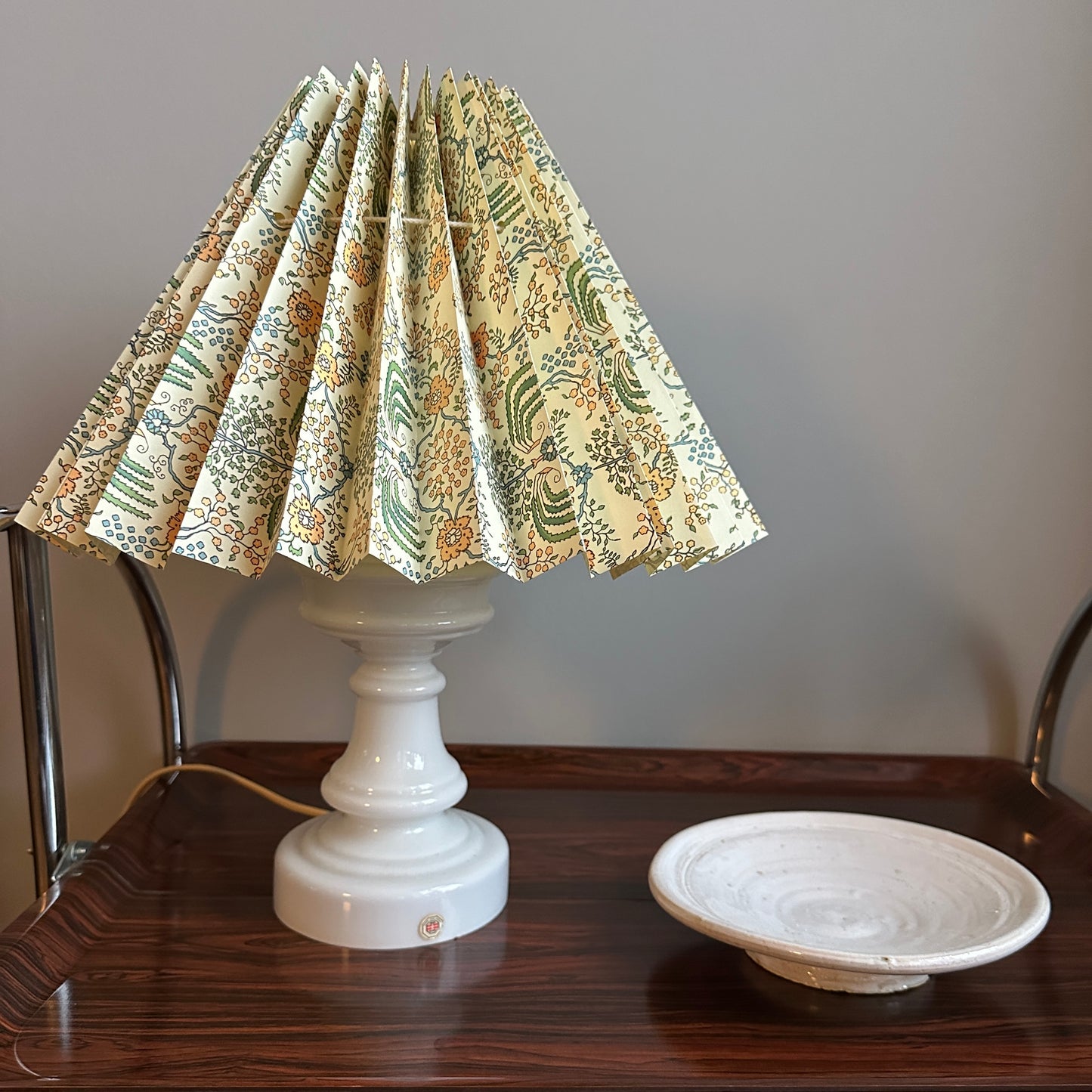 Lampefod i mælkehvid opalglas