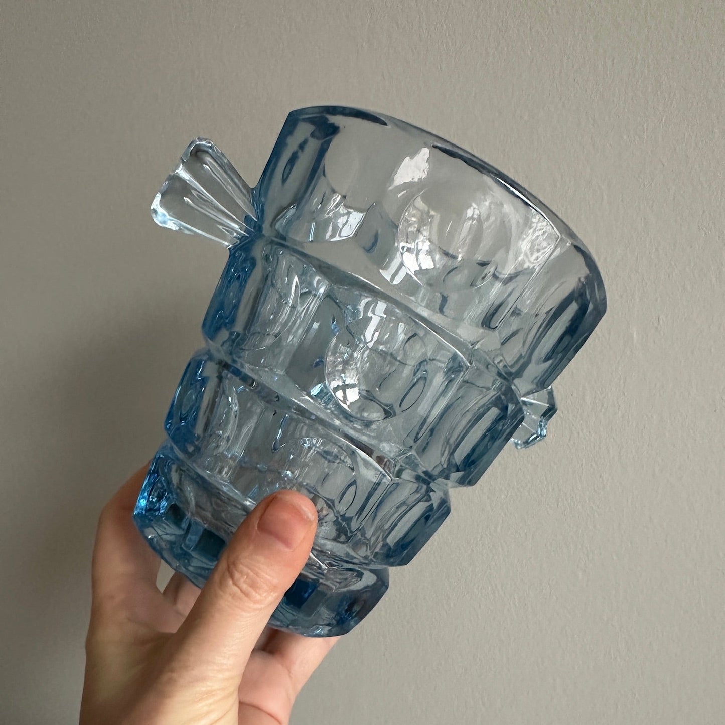 Isspand i blåt glas