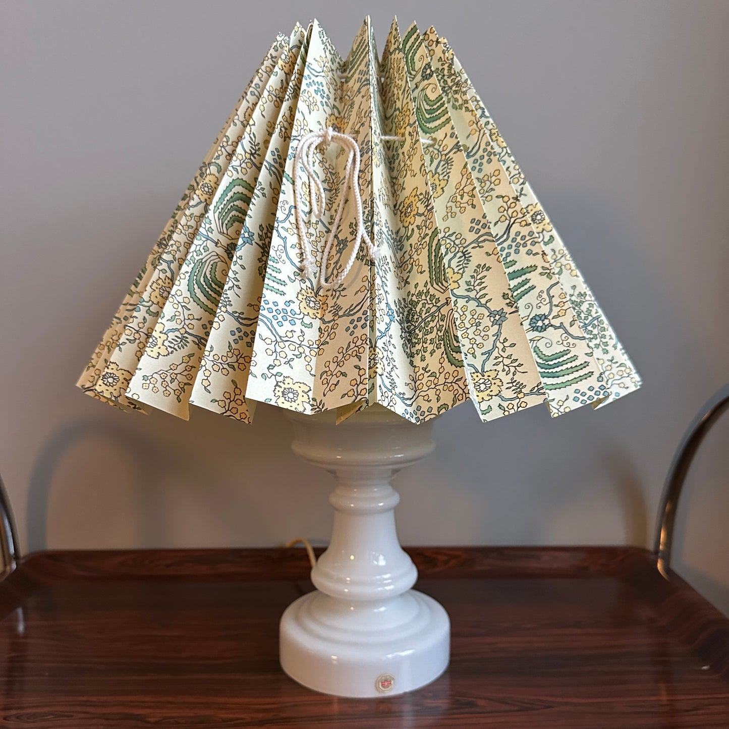 Lampefod i mælkehvid opalglas