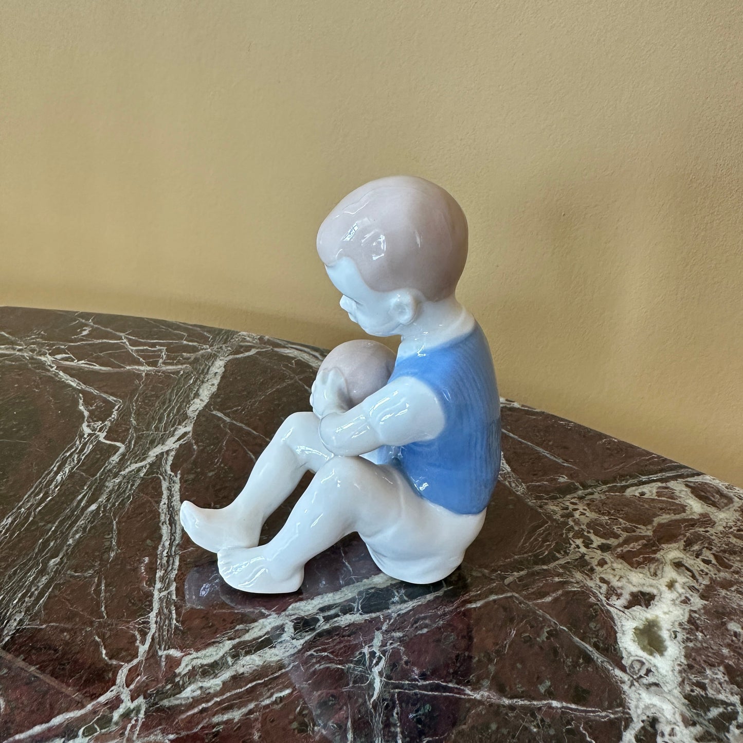 Porcelænsfigur "Dreng med bold"