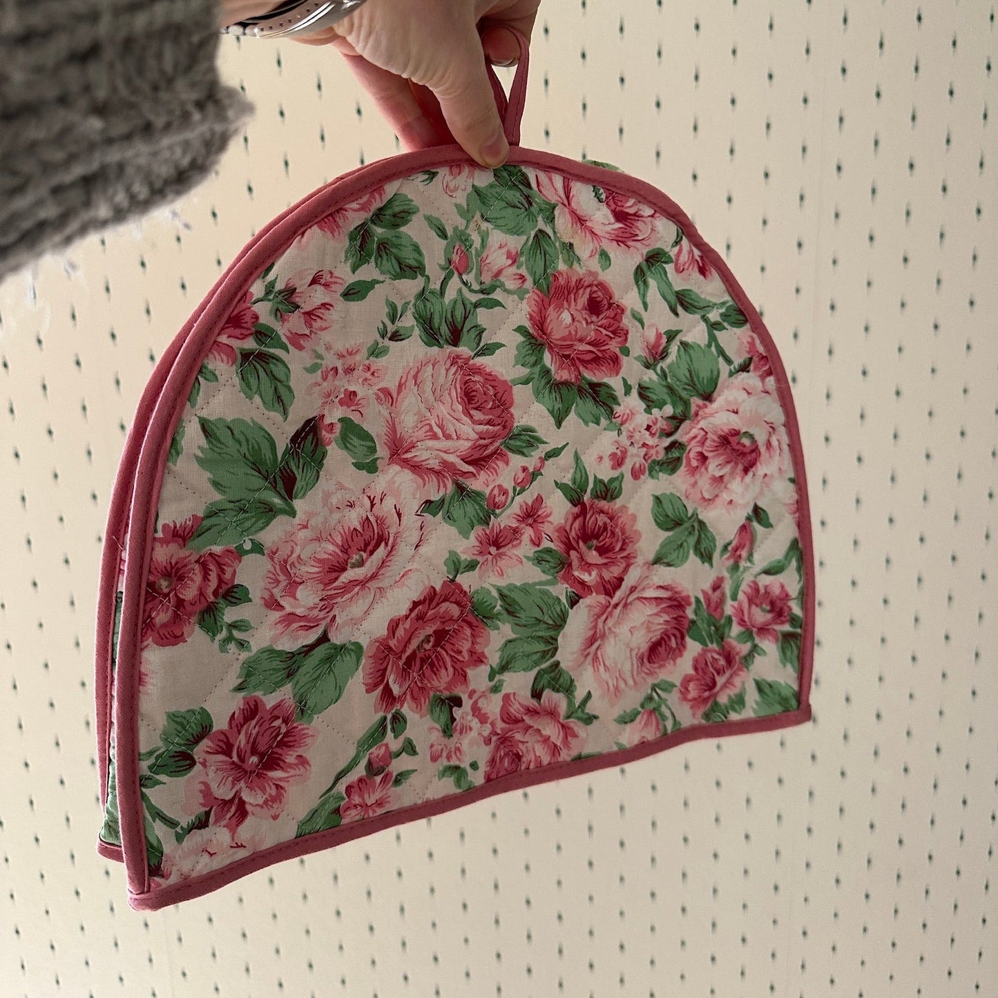 Tehætte i skønt blomsterprint