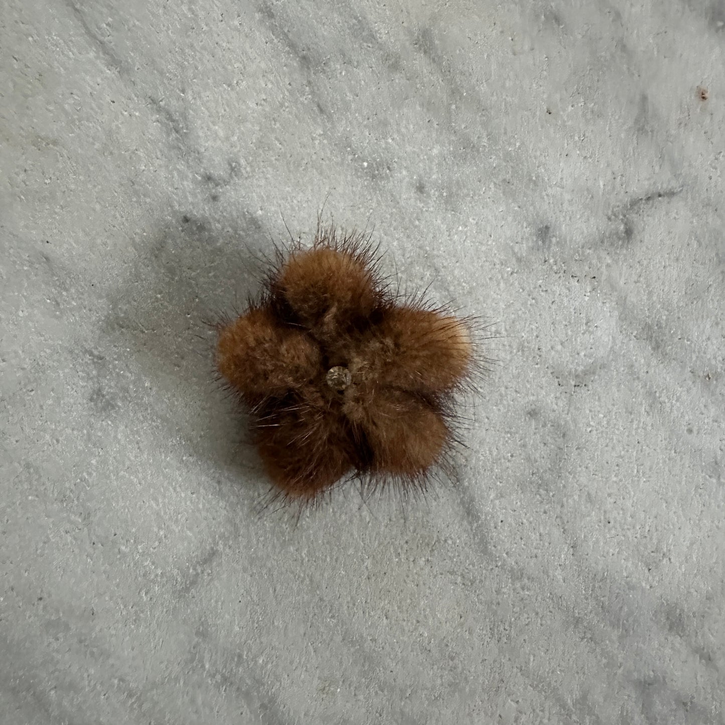 Minkbroche med en similisten i midten