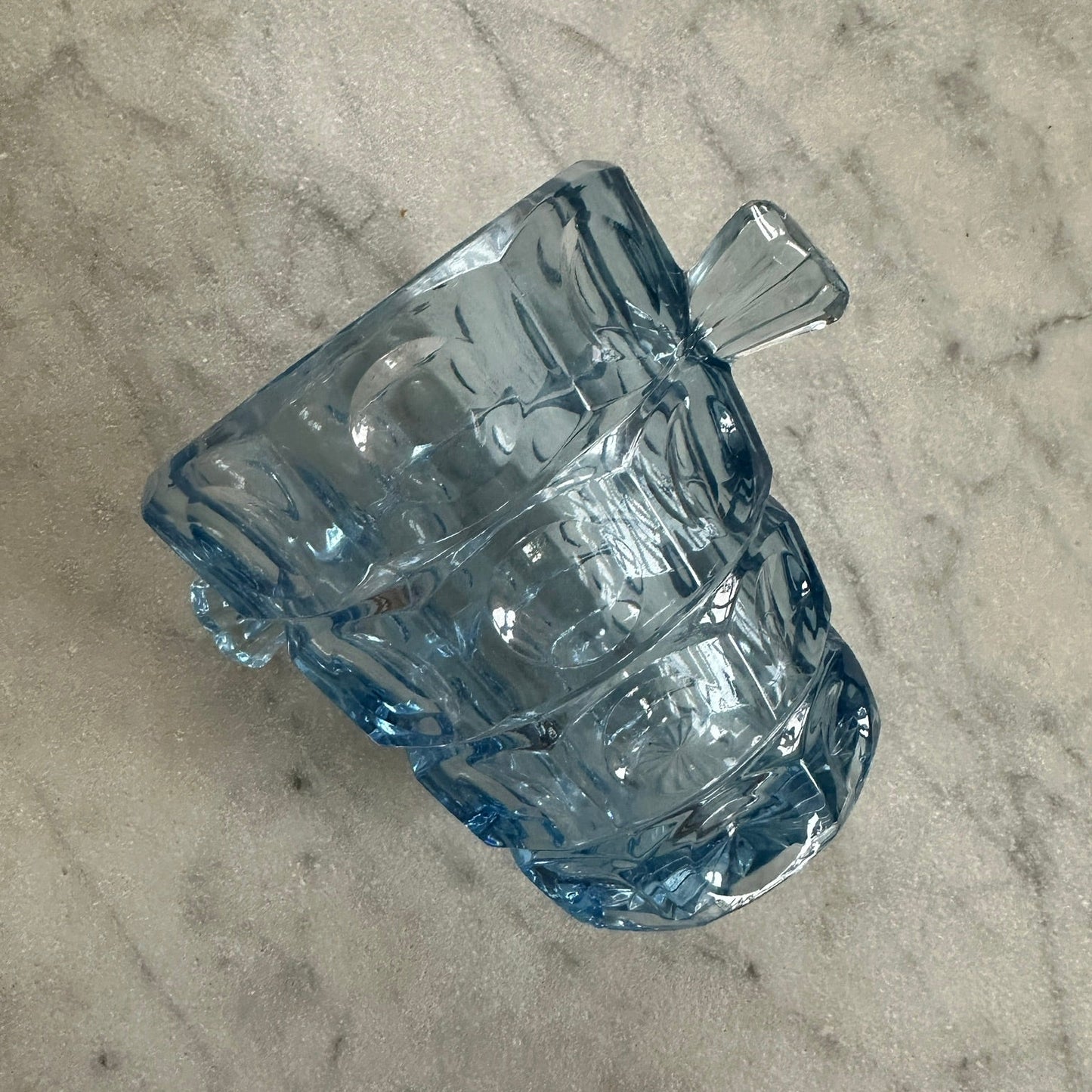 Isspand i blåt glas