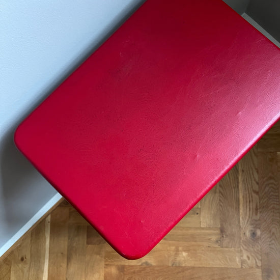 Skammel med rødt skai