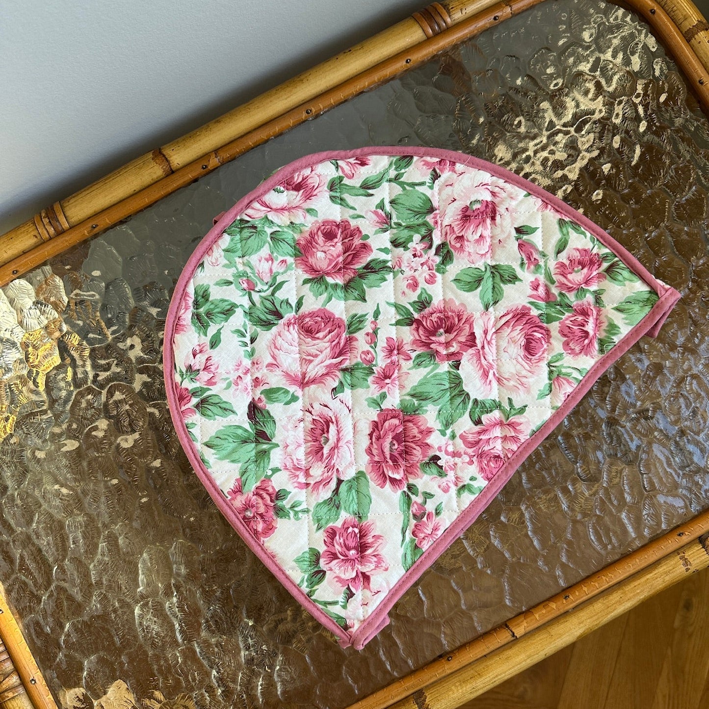Tehætte i skønt blomsterprint