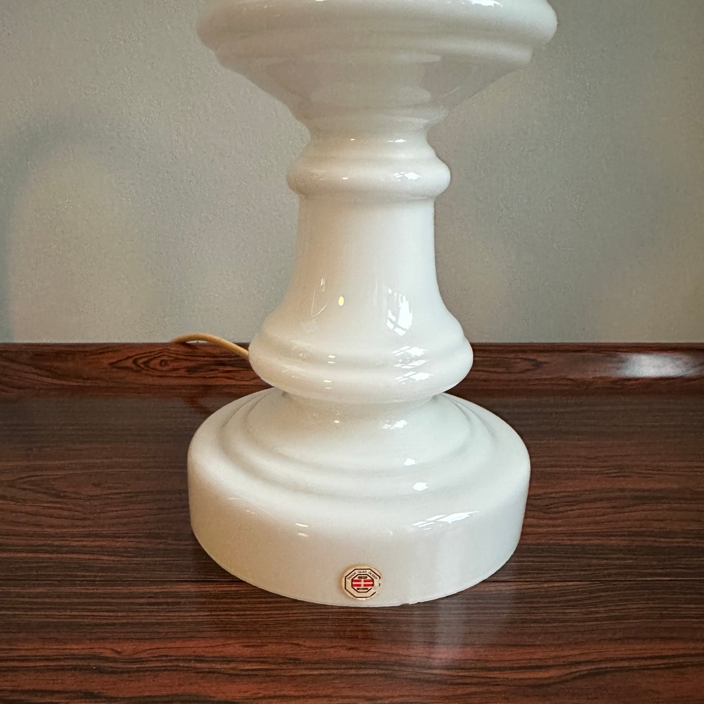 Lampefod i mælkehvid opalglas