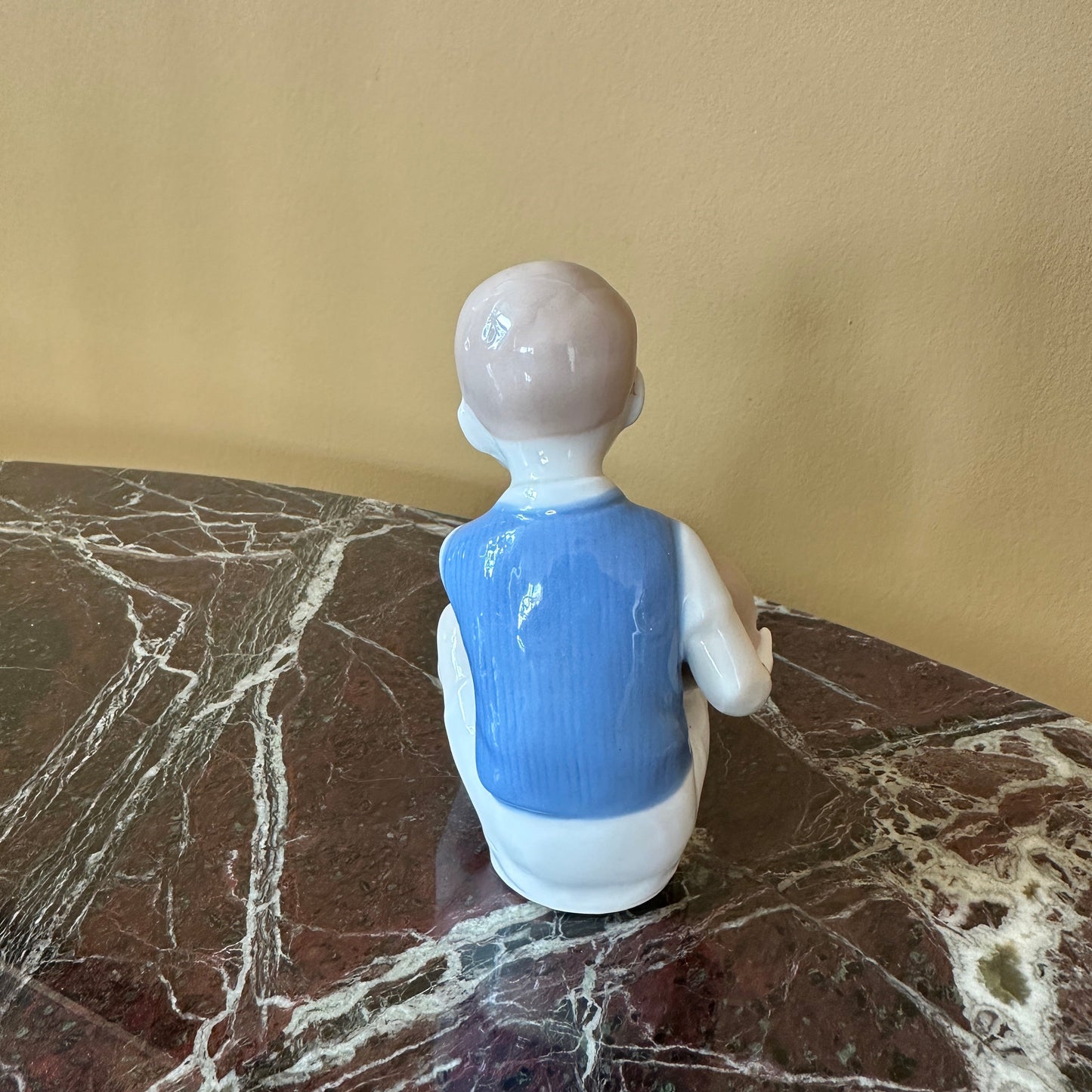 Porcelænsfigur "Dreng med bold"