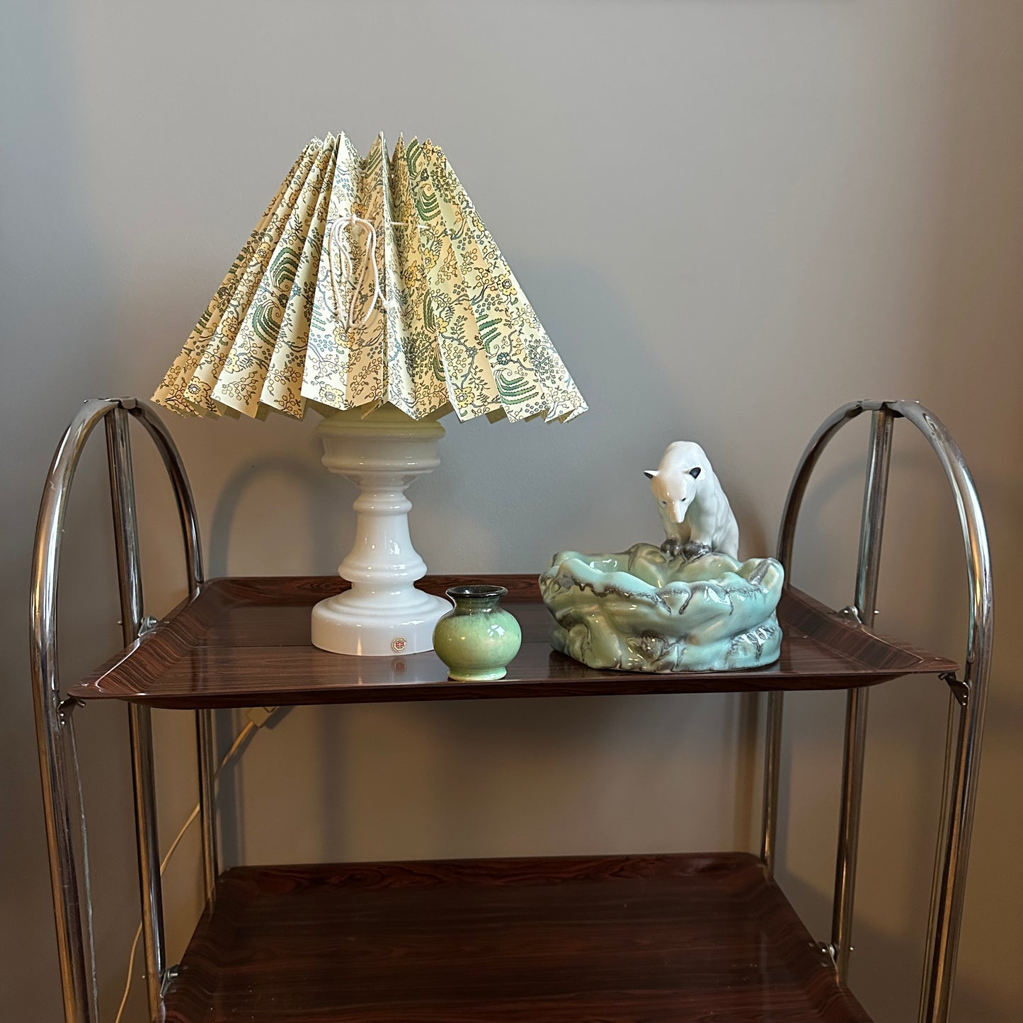 Lampefod i mælkehvid opalglas