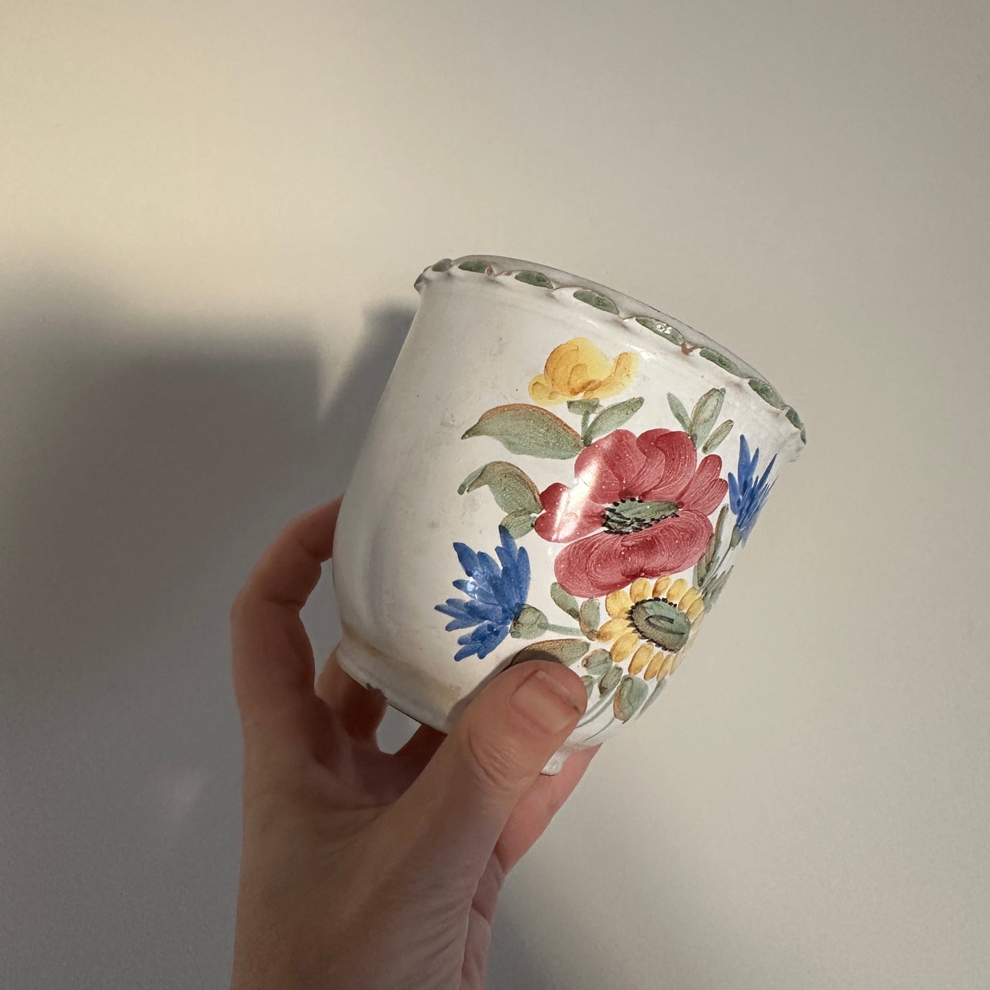 Potteskjuler med smukke håndmalede blomster og lille pyntekrave