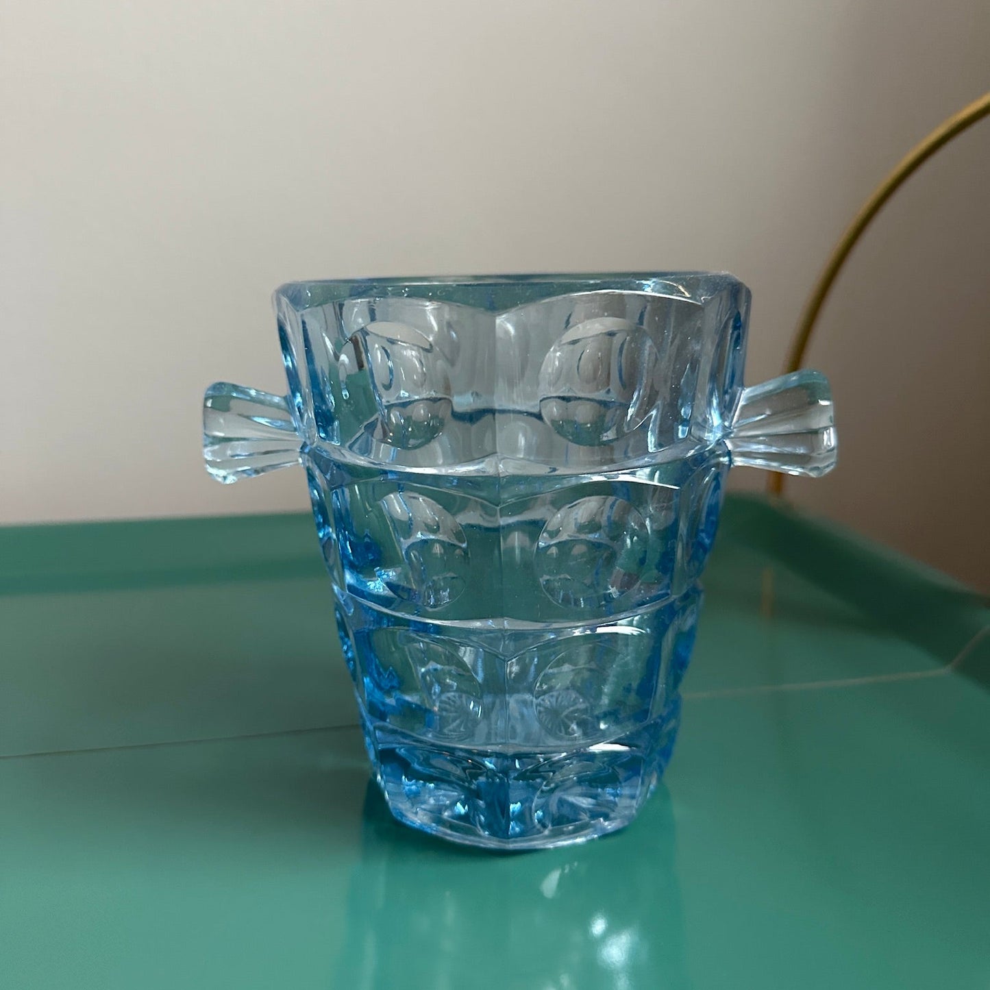 Isspand i blåt glas
