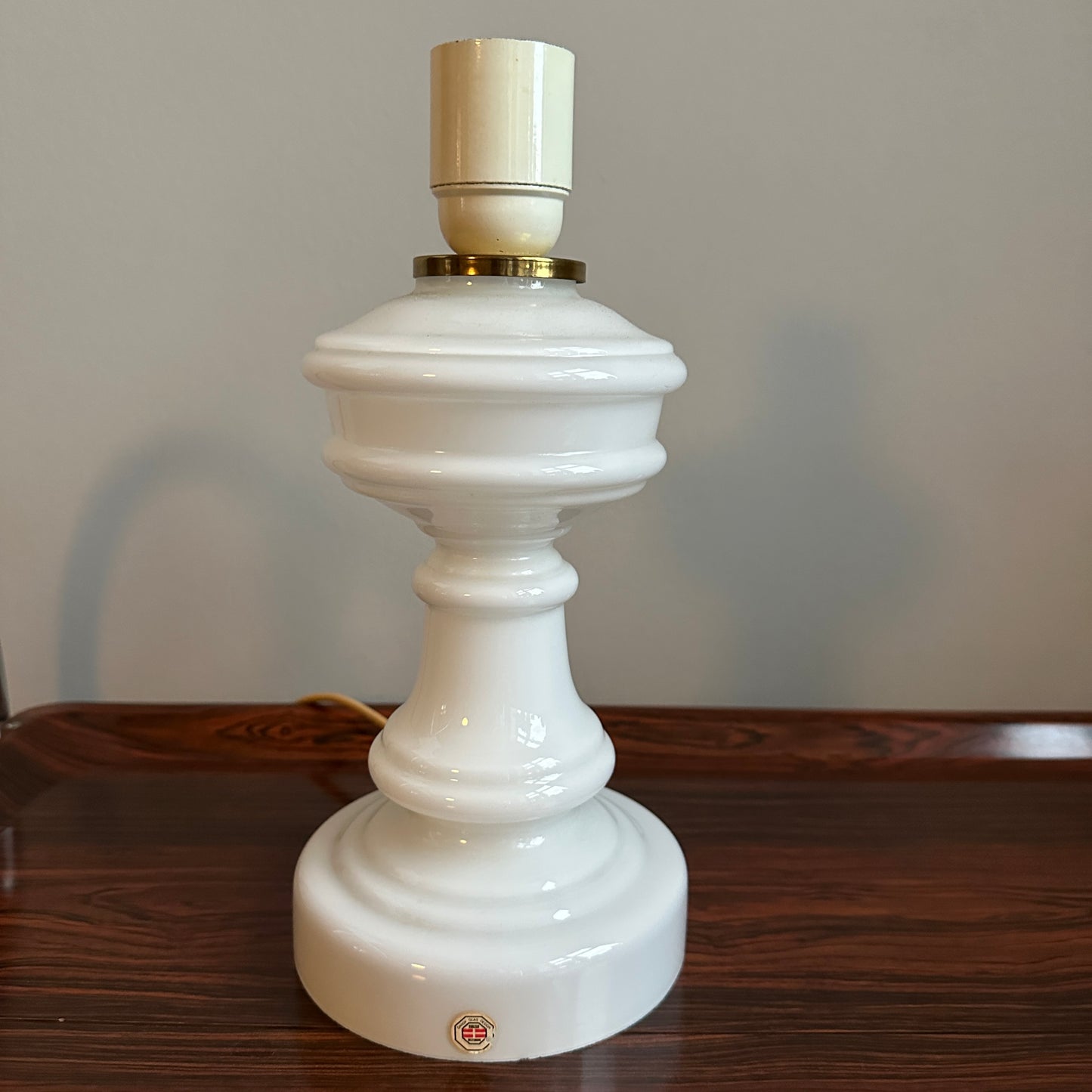 Lampefod i mælkehvid opalglas