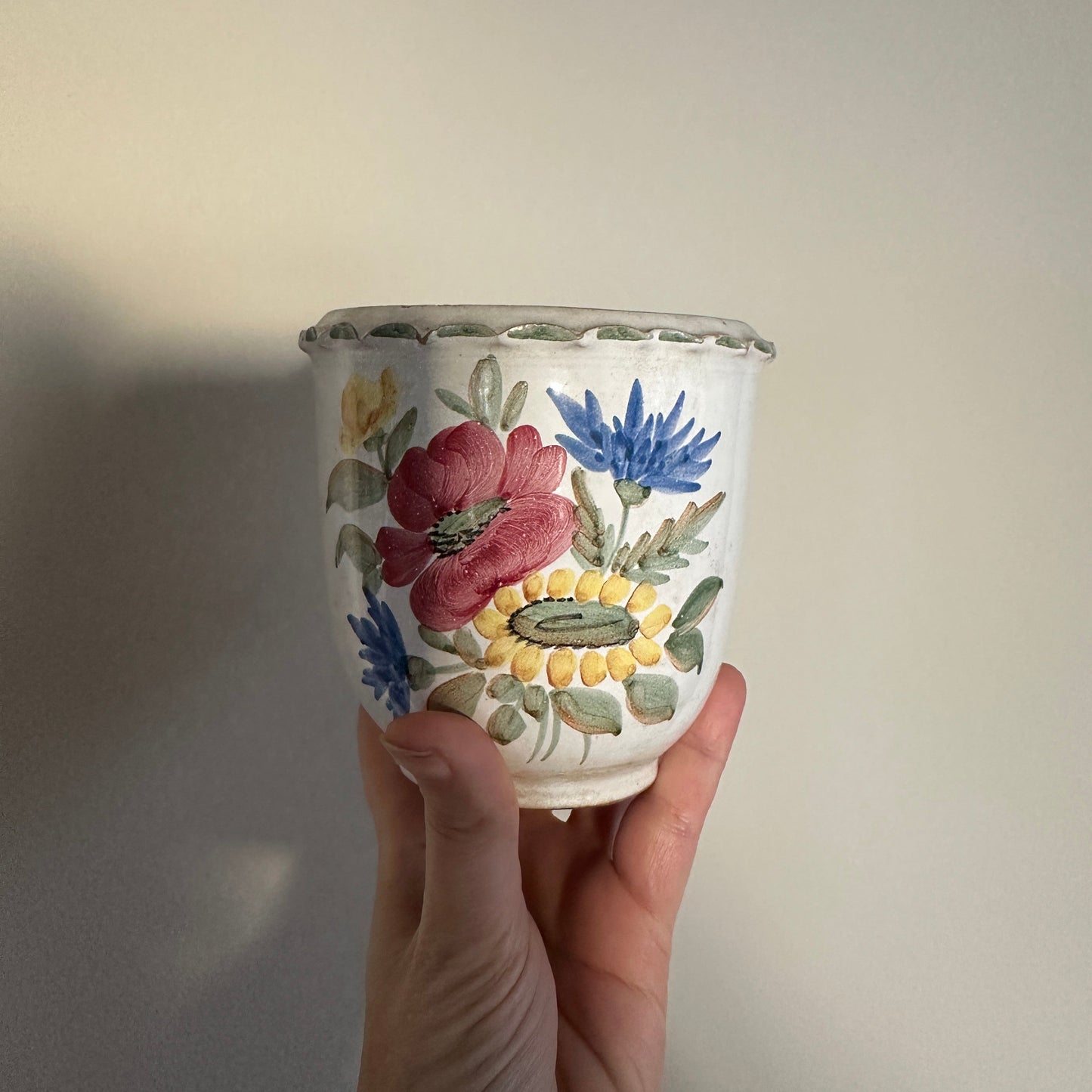 Potteskjuler med smukke håndmalede blomster og lille pyntekrave