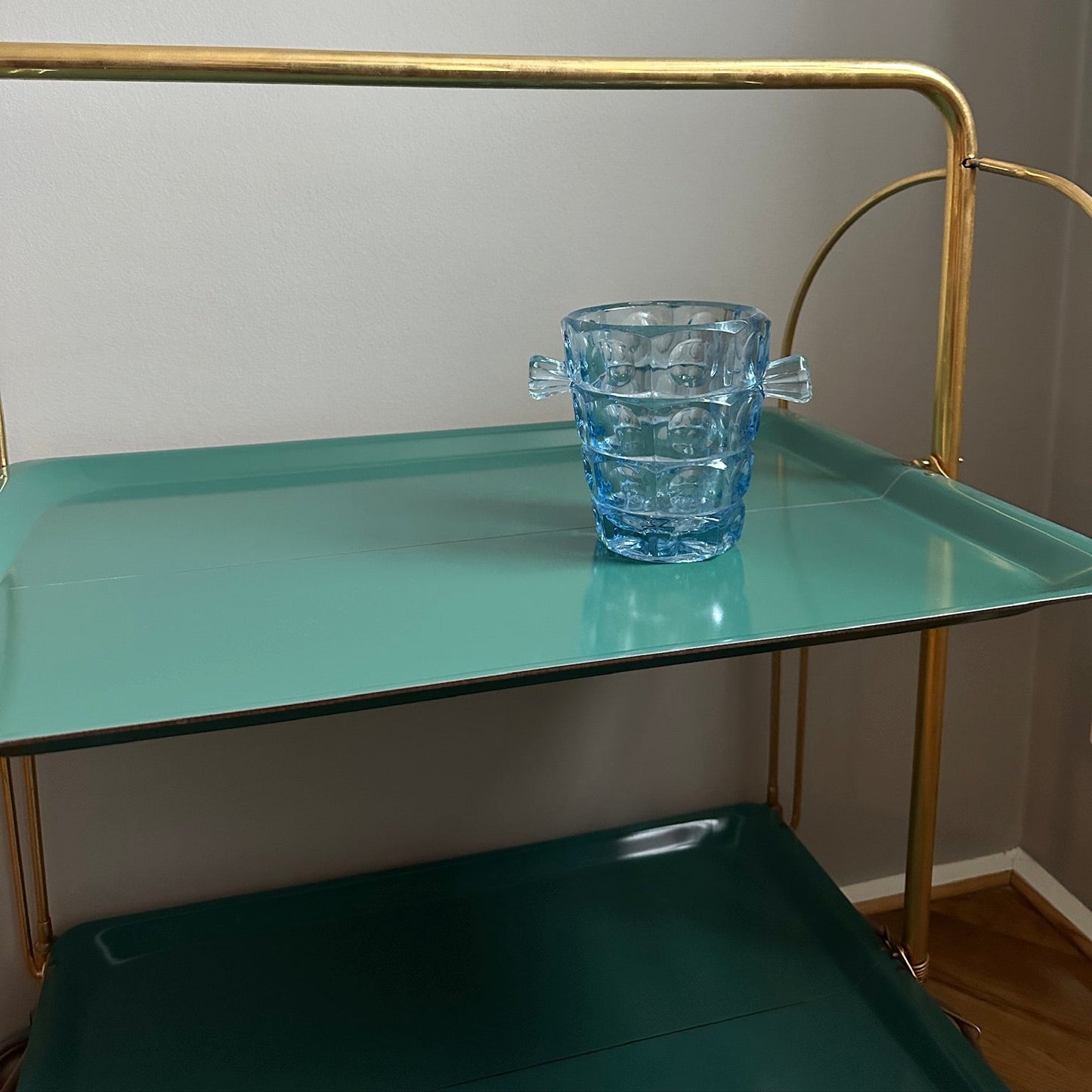 Isspand i blåt glas