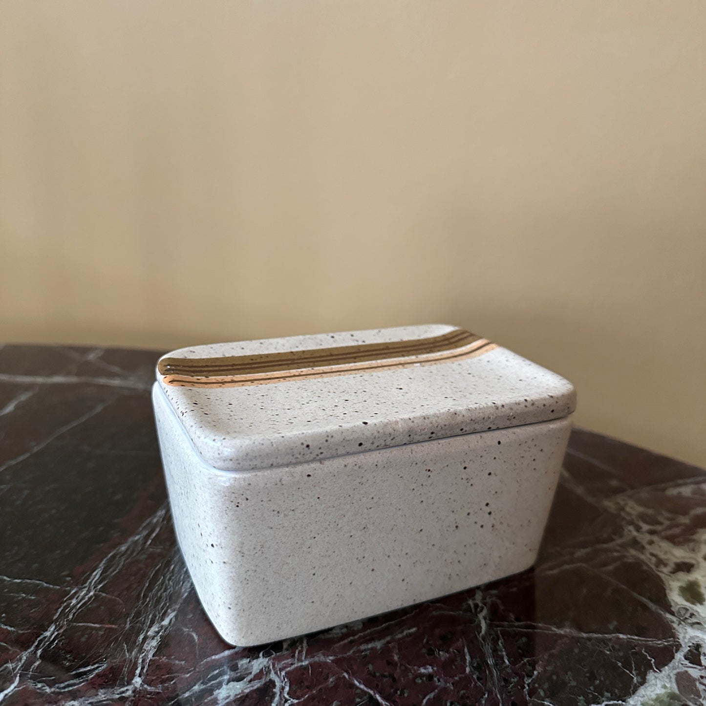 Vintage smørkrukke eller smørskål med låg