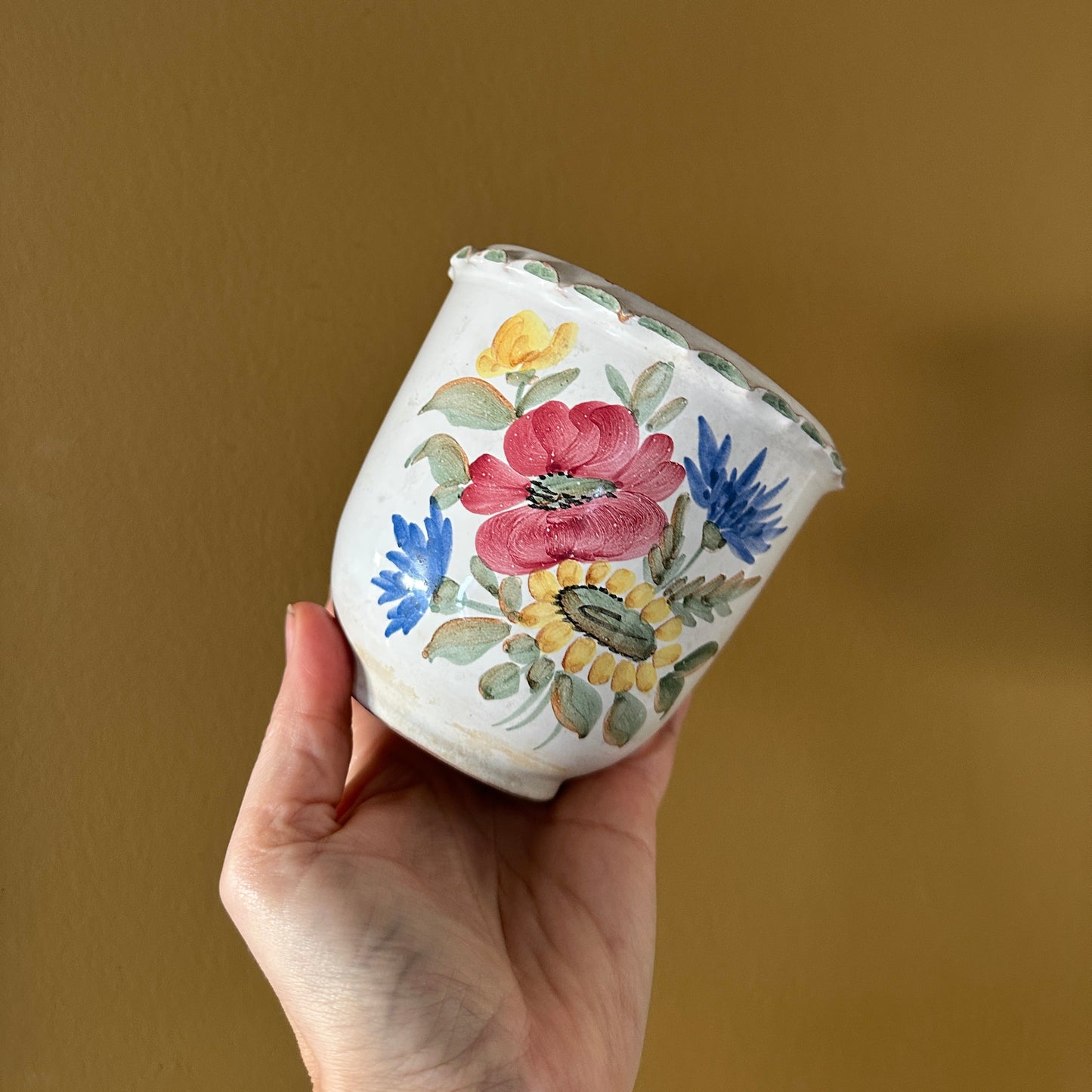 Potteskjuler med smukke håndmalede blomster og lille pyntekrave