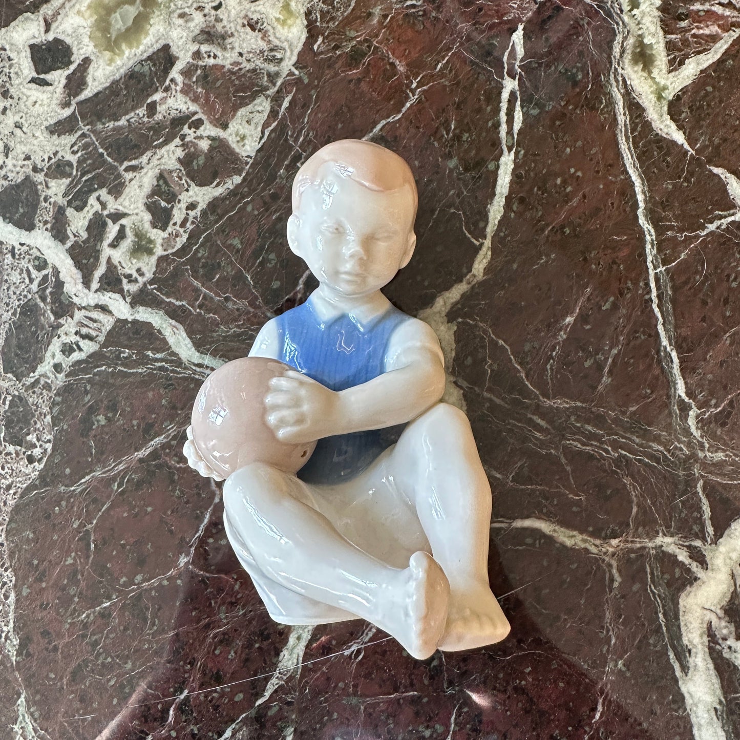 Porcelænsfigur "Dreng med bold"