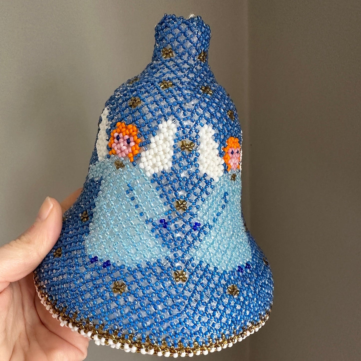 Stor juleklokke i perlebroderi med hørsløjfe