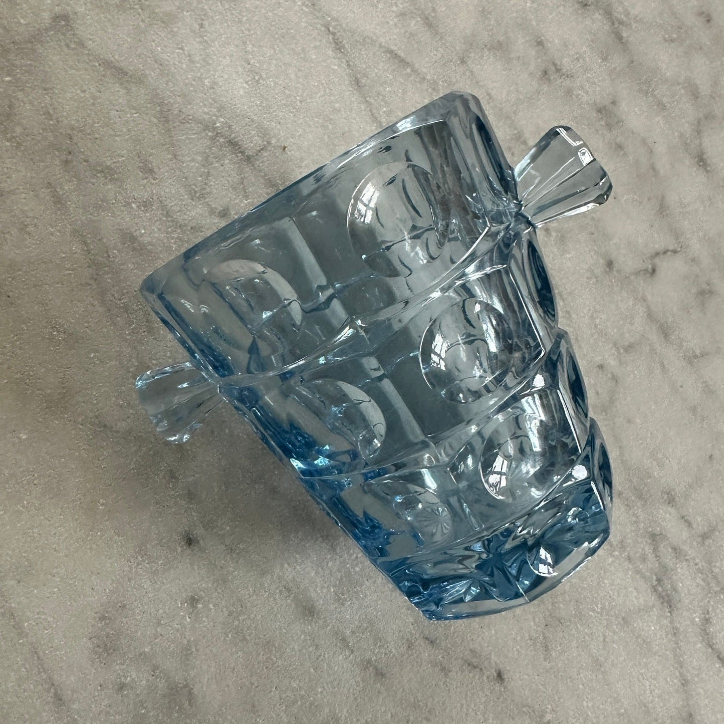 Isspand i blåt glas