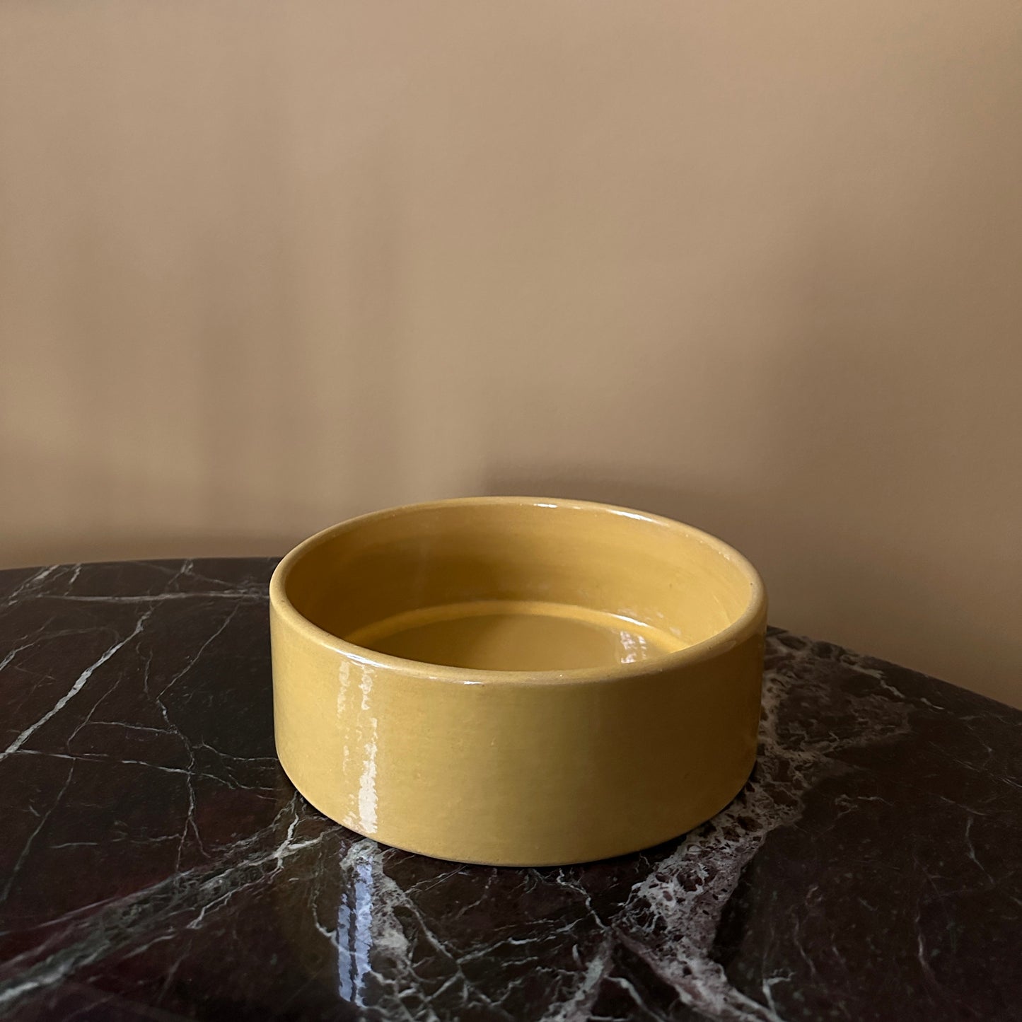 Skål/fad i keramik i en skøn farve