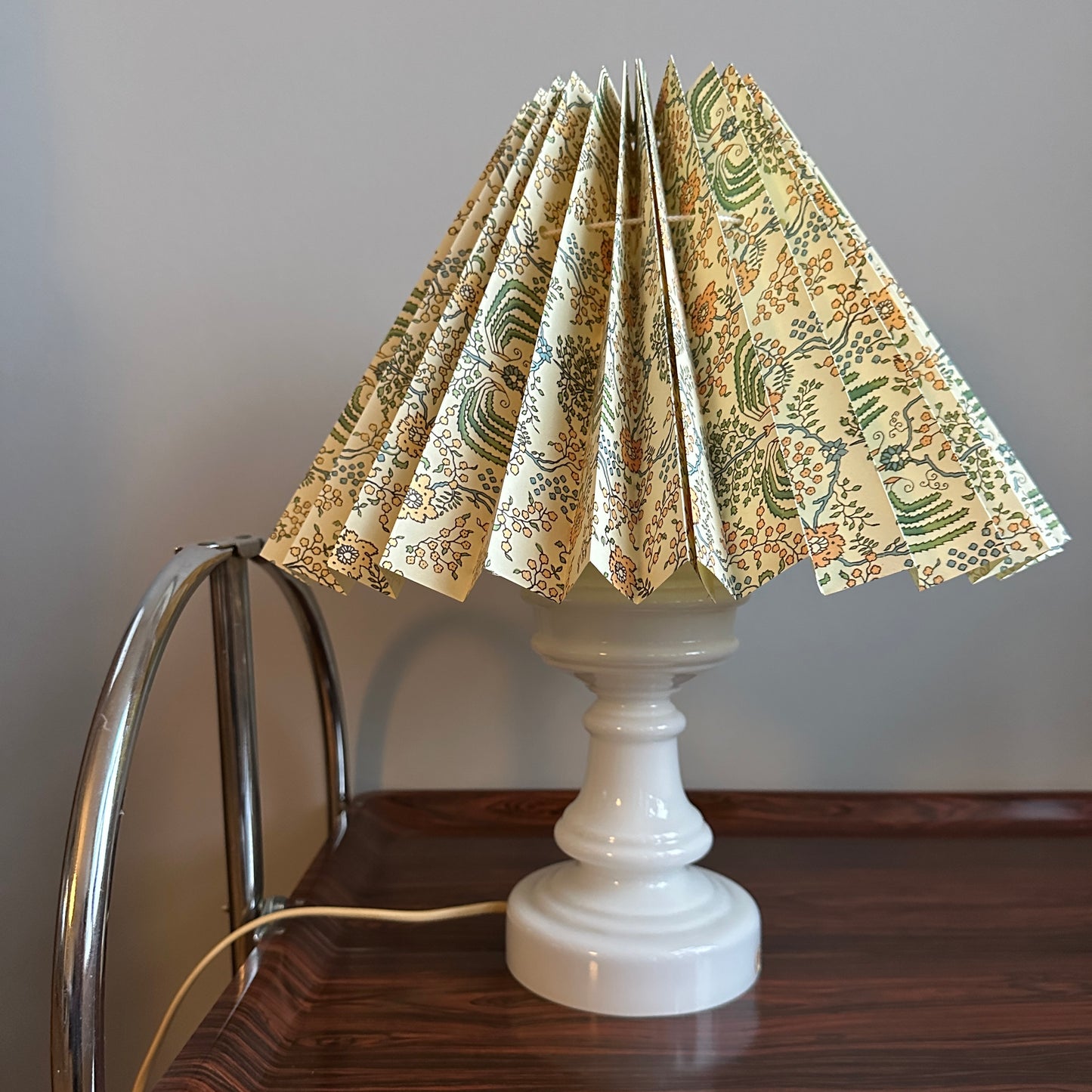 Lampefod i mælkehvid opalglas