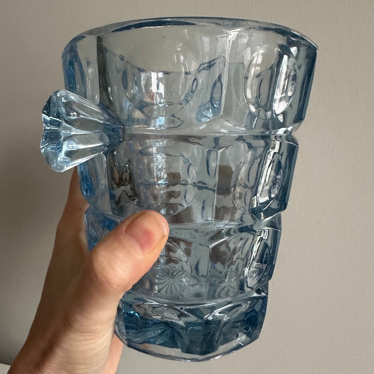 Isspand i blåt glas