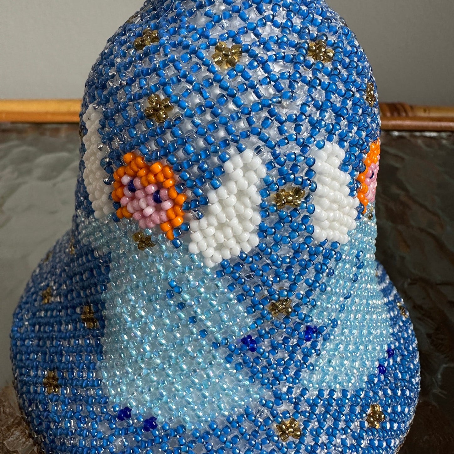 Stor juleklokke i perlebroderi med hørsløjfe