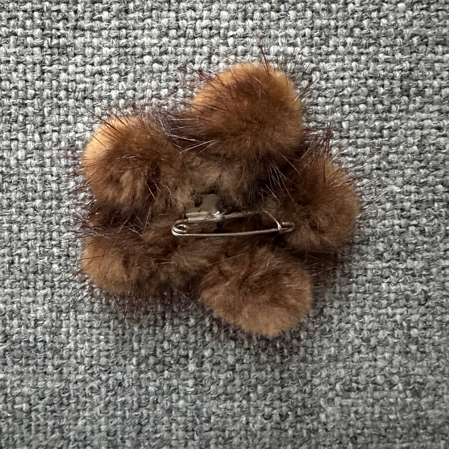 Minkbroche med en similisten i midten