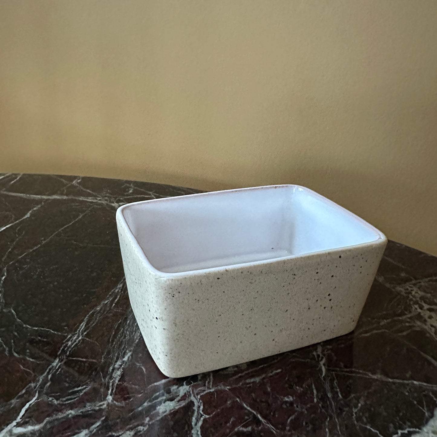 Vintage smørkrukke eller smørskål med låg