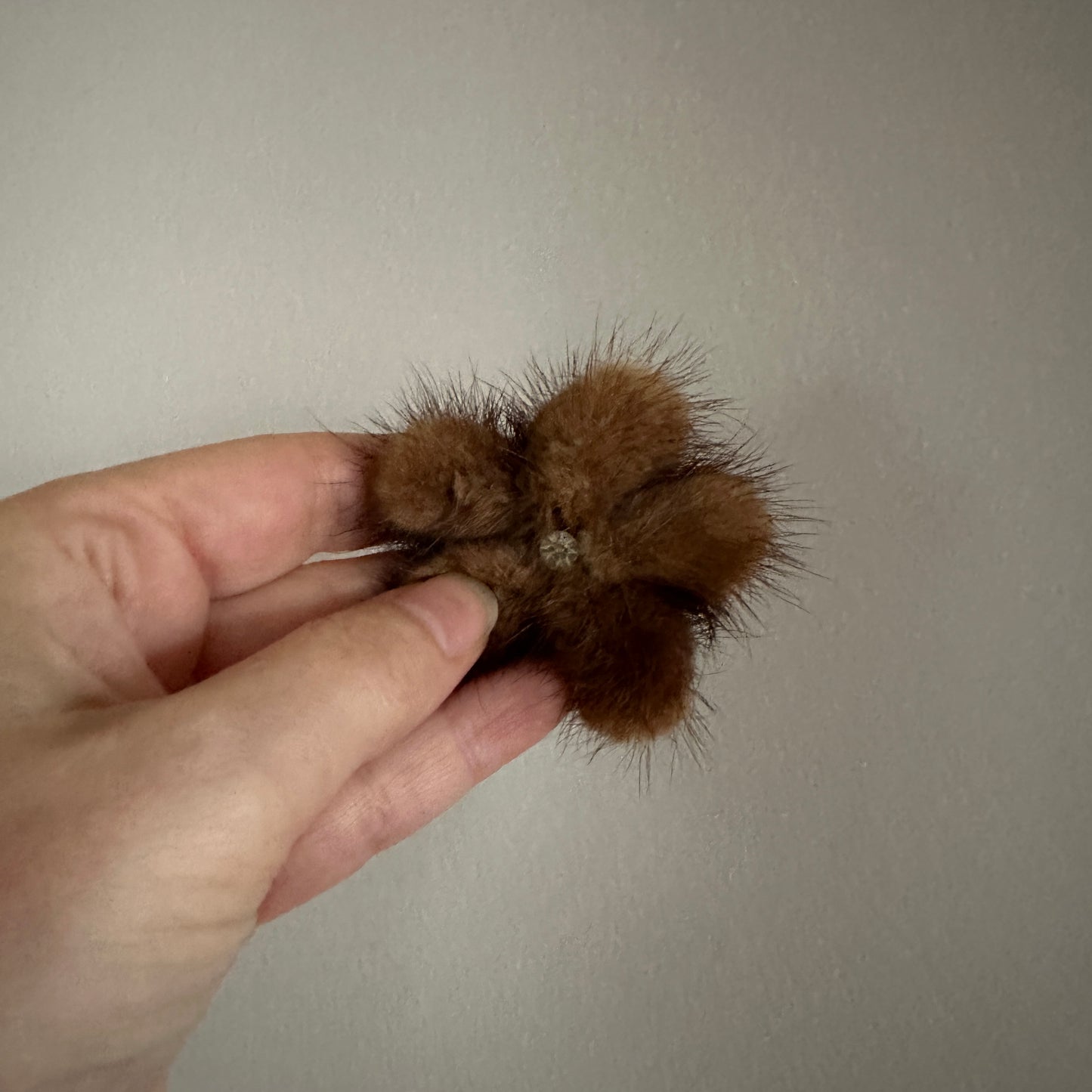 Minkbroche med en similisten i midten