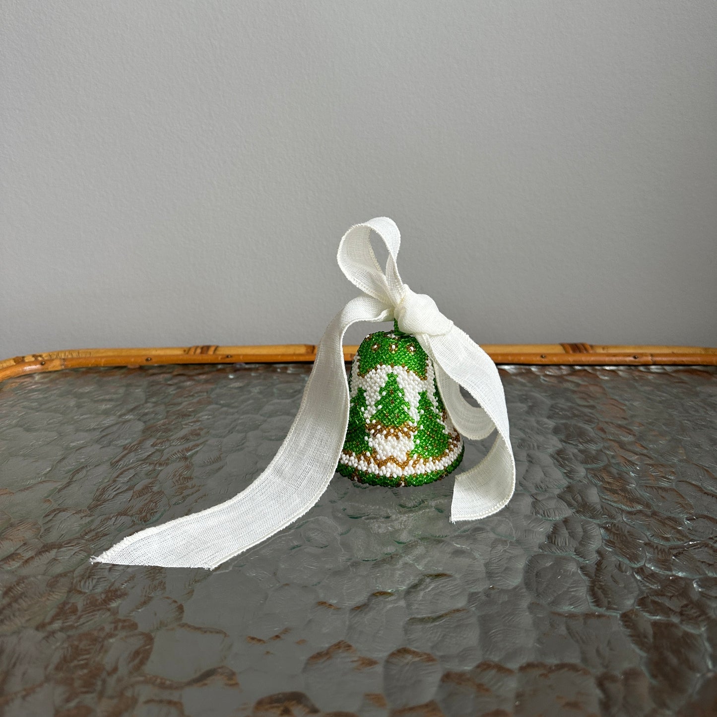 Juleklokke i perler med lille strop i toppen