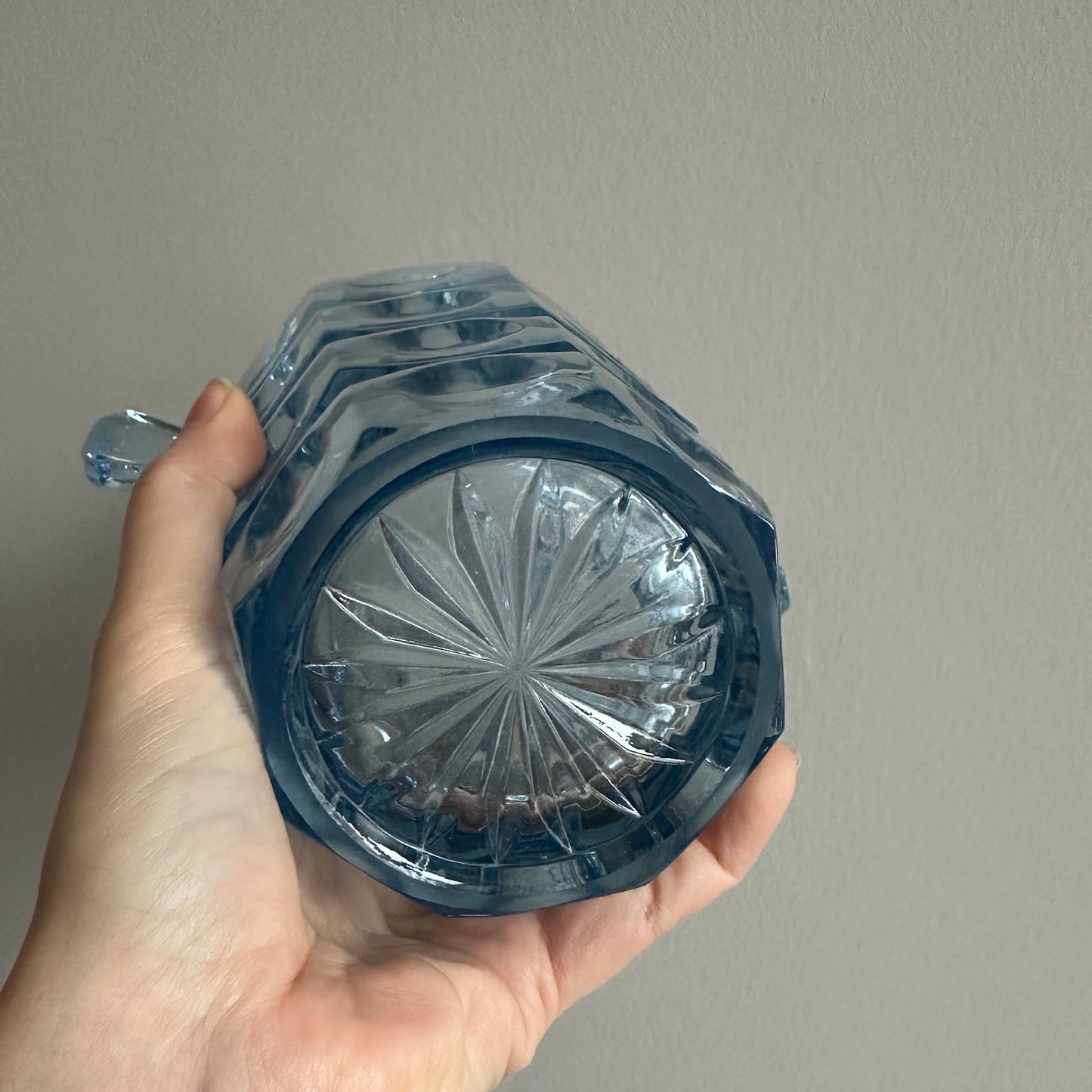 Isspand i blåt glas