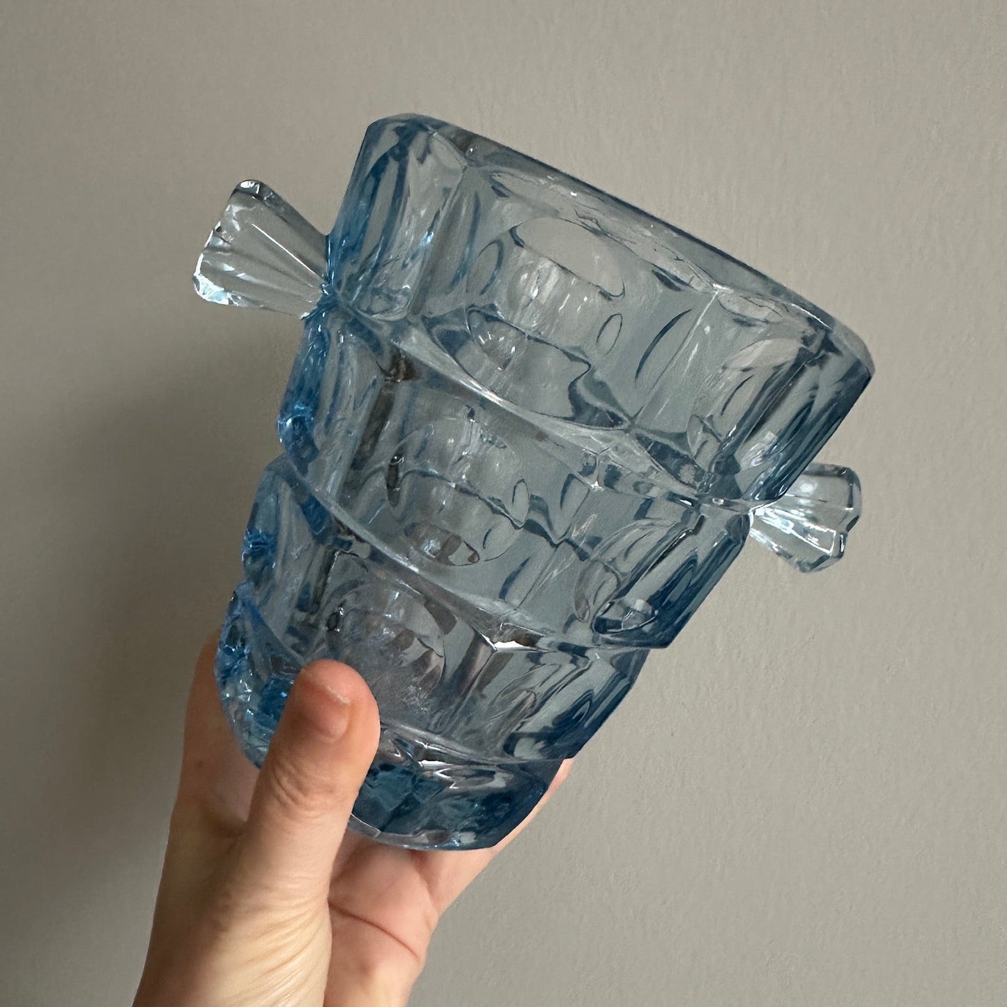 Isspand i blåt glas