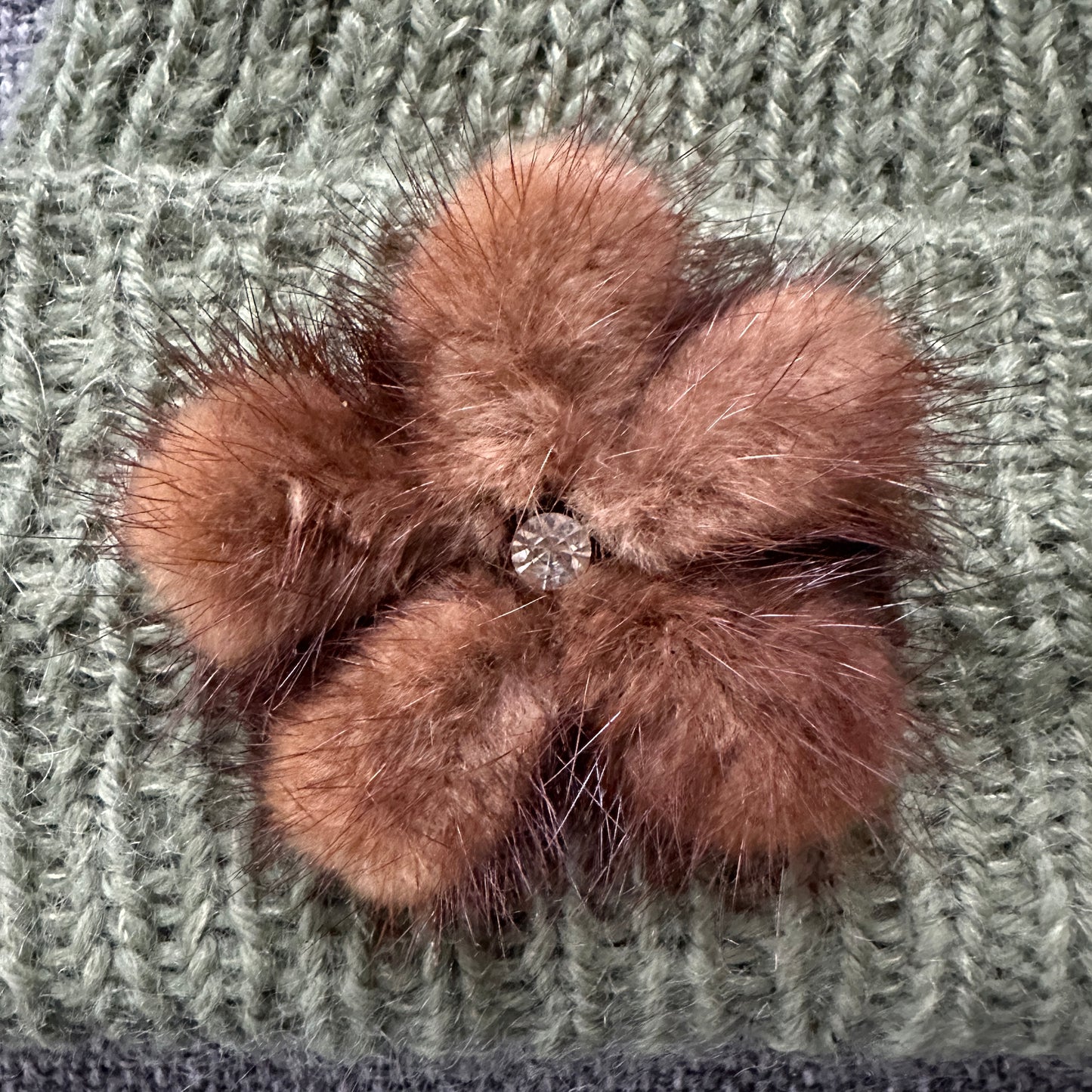 Minkbroche med en similisten i midten