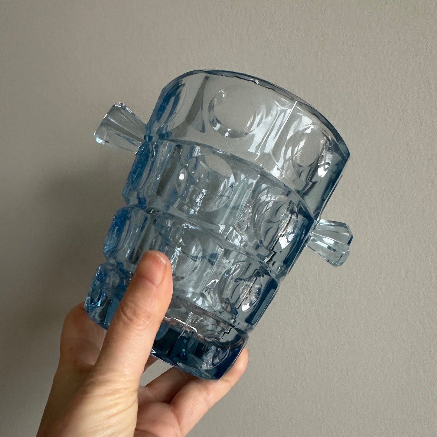 Isspand i blåt glas