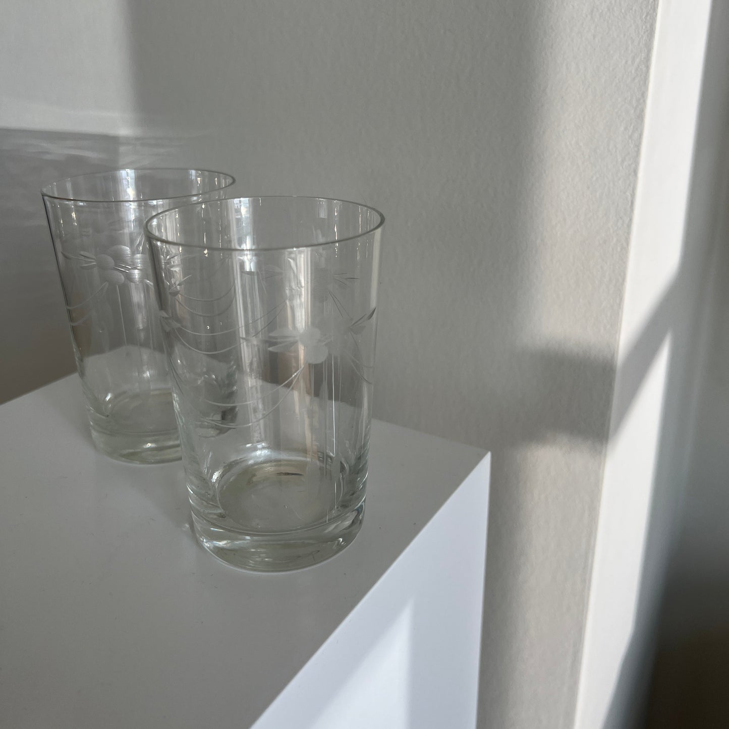 Små vintage drikkeglas med ciseleringer - 2 stk.