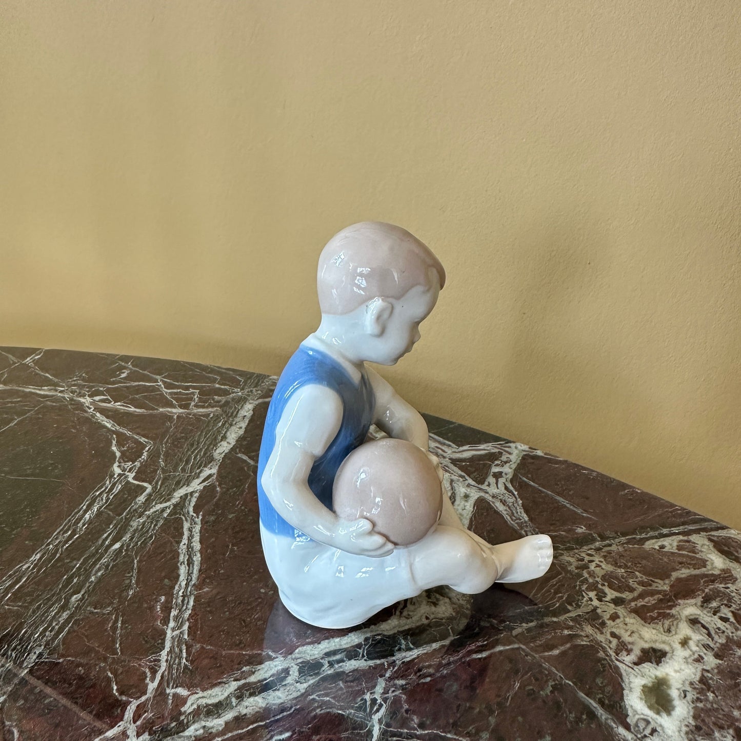 Porcelænsfigur "Dreng med bold"