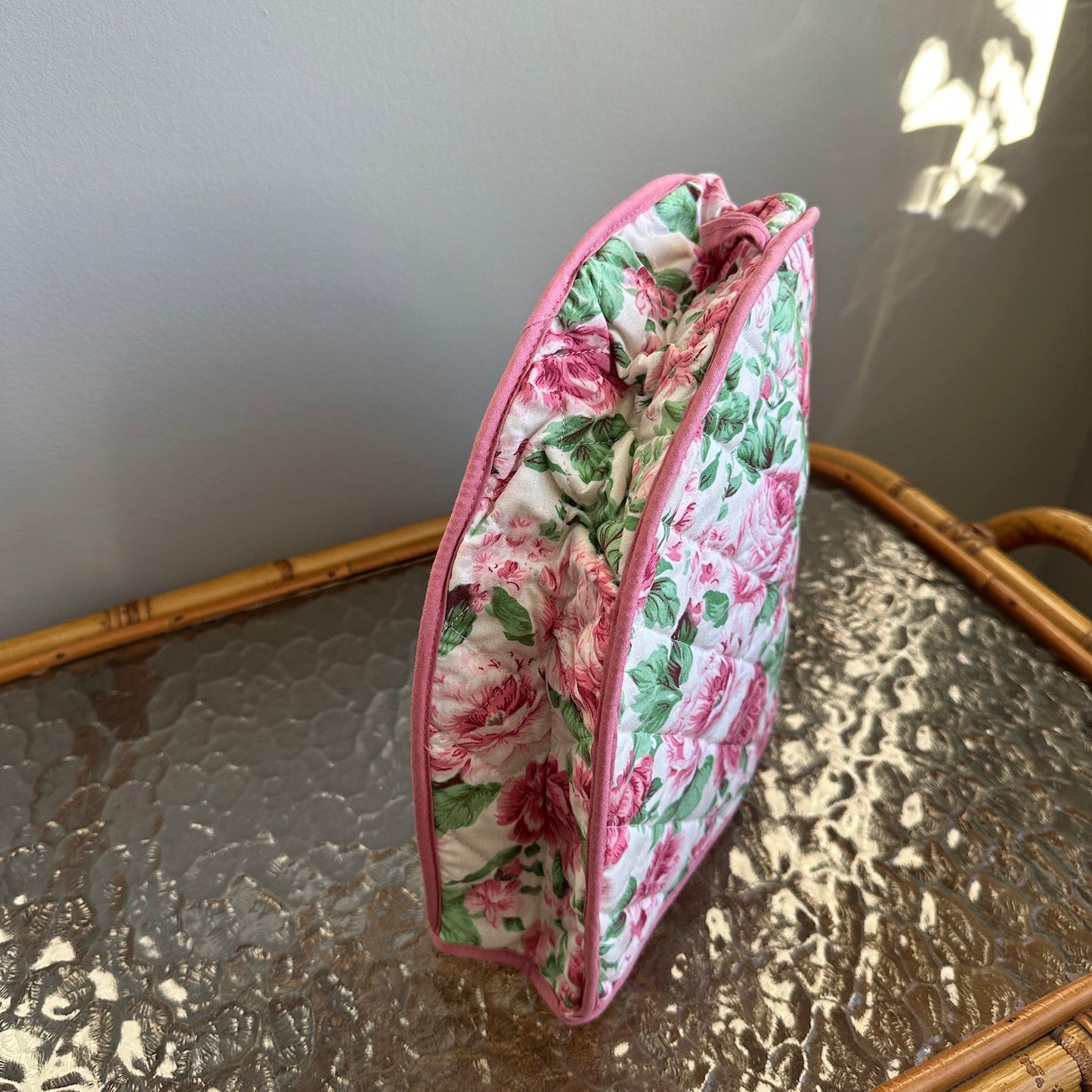 Tehætte i skønt blomsterprint