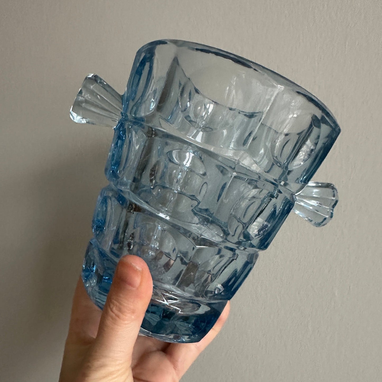 Isspand i blåt glas