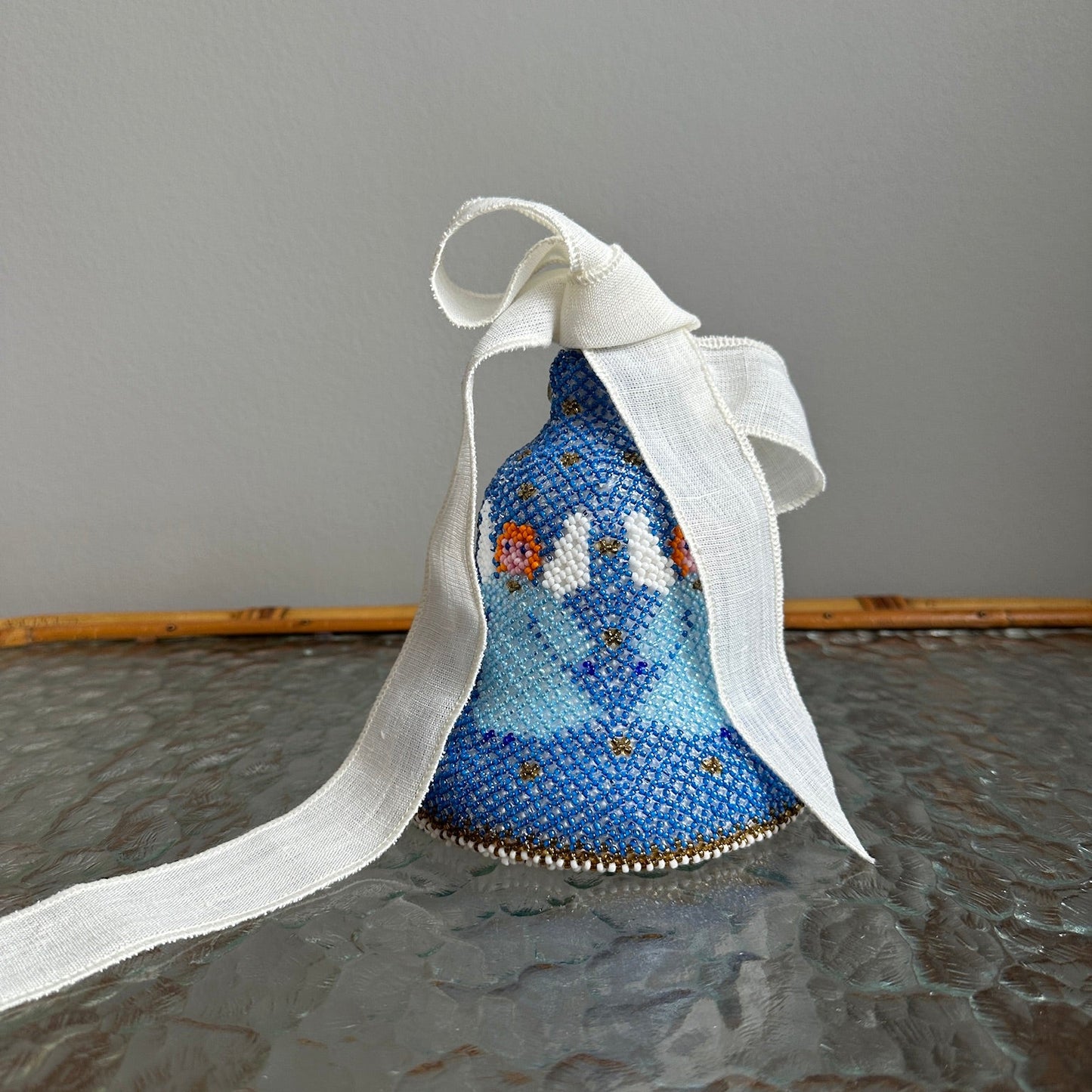 Stor juleklokke i perlebroderi med hørsløjfe