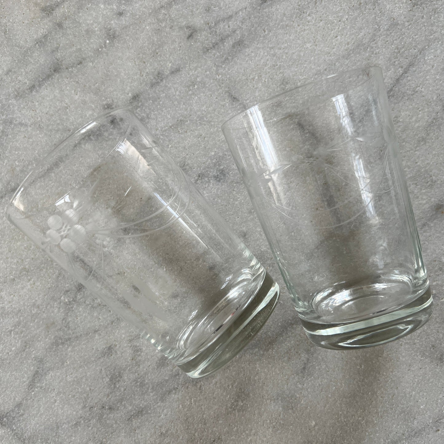 Små vintage drikkeglas med ciseleringer - 2 stk.