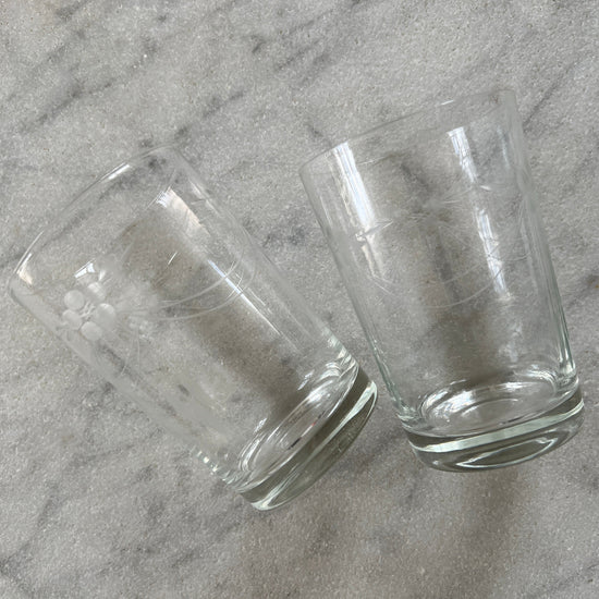 Små vintage drikkeglas med ciseleringer - 2 stk.
