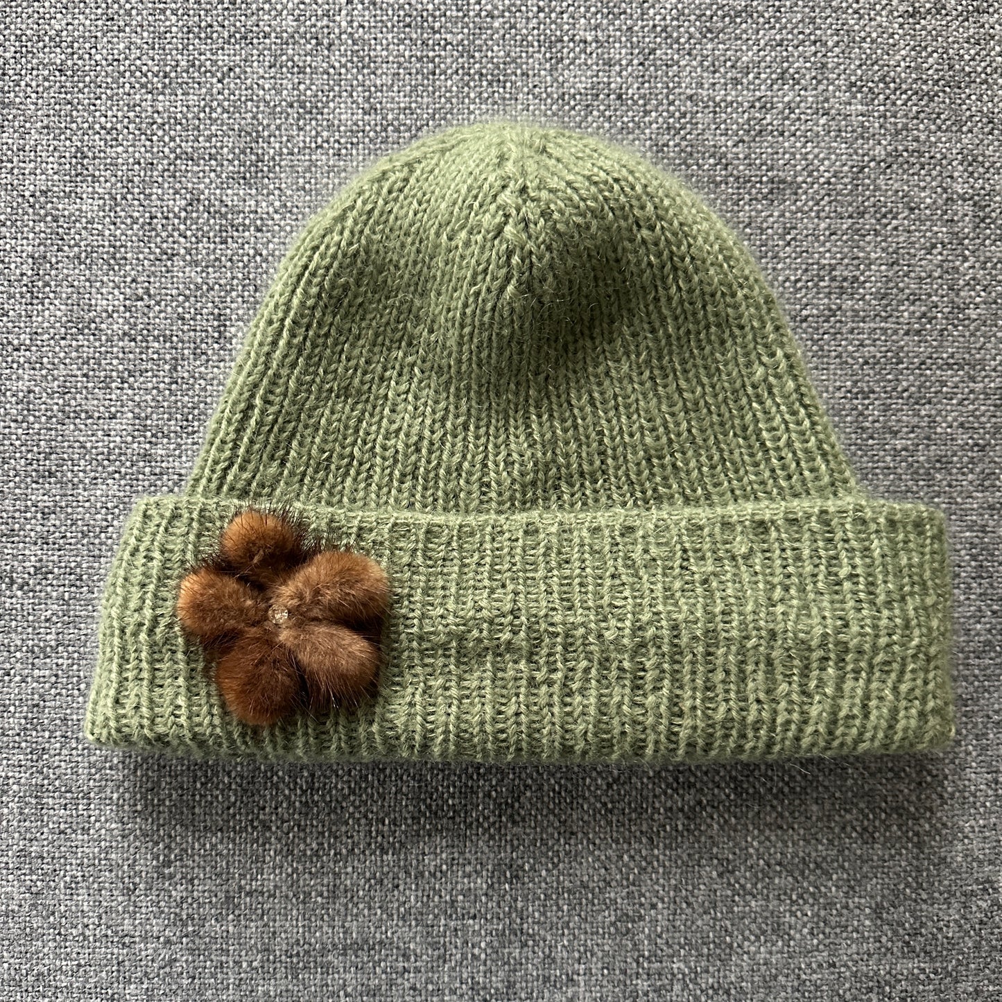 Minkbroche med en similisten i midten