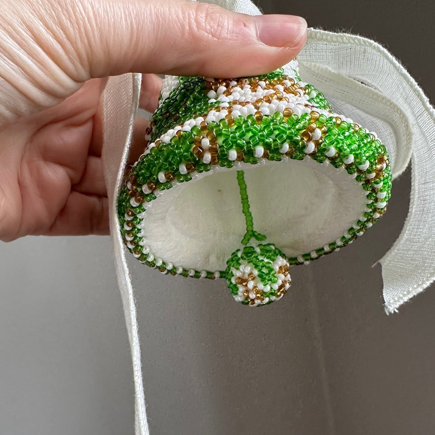 Juleklokke i perler med lille strop i toppen